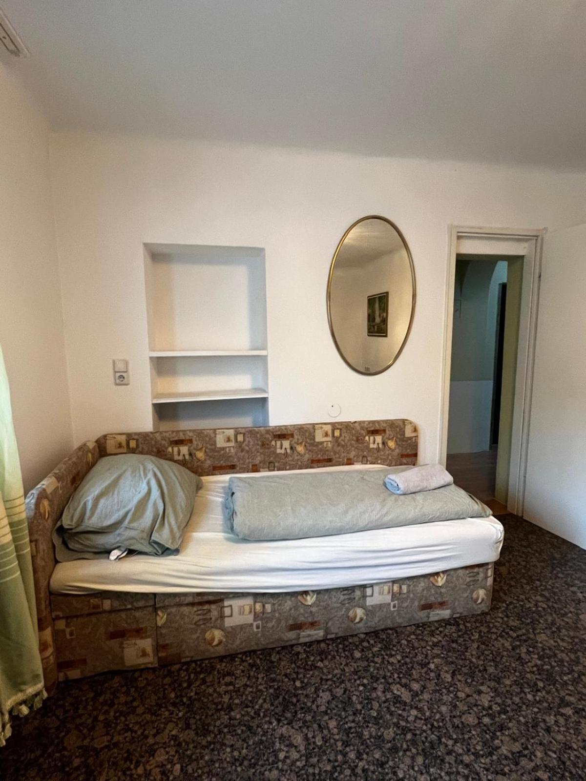 Central-Vintage Villa with free Parking and 5min walk to Metro