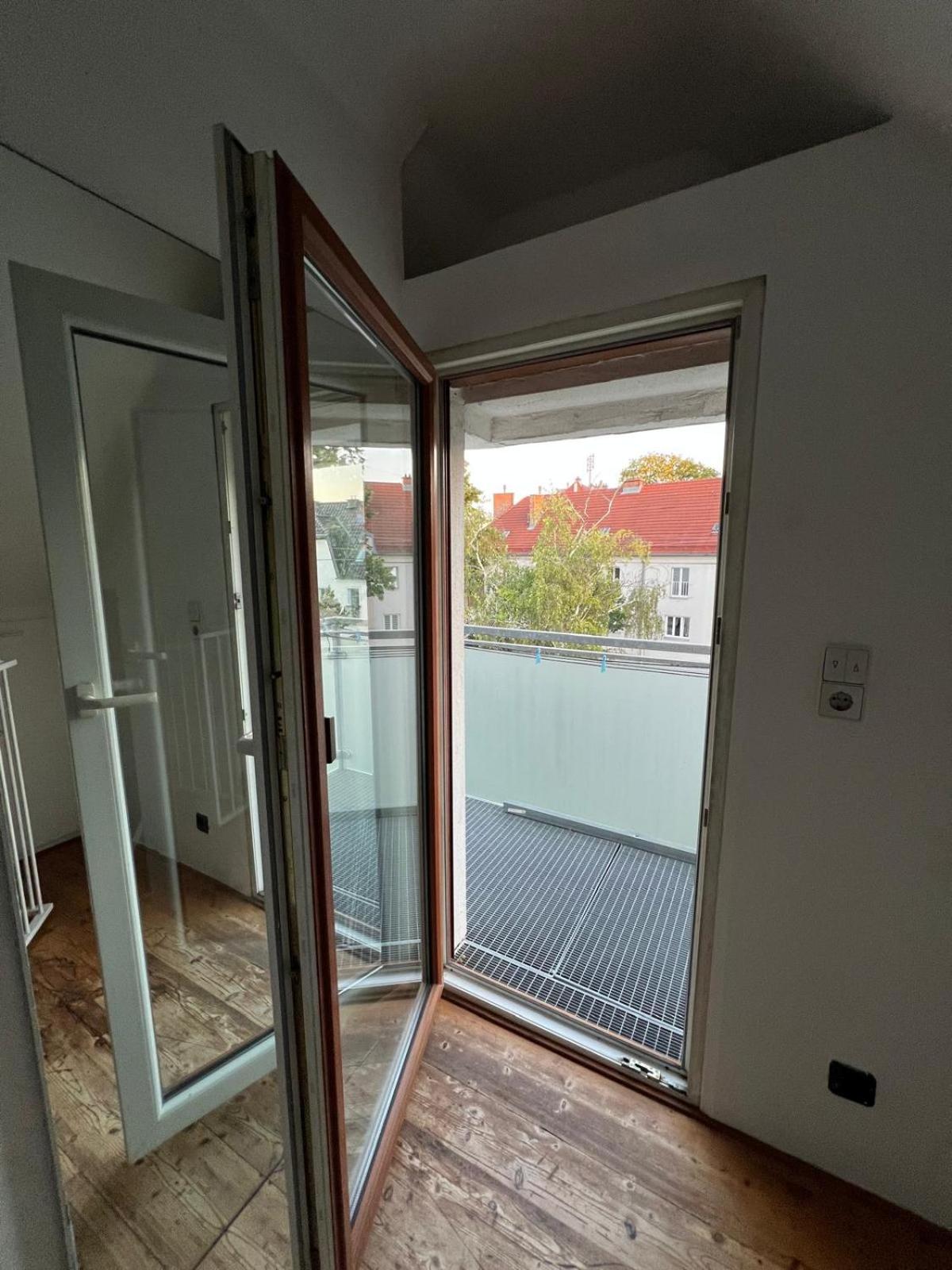 Central-Vintage Villa with free Parking and 5min walk to Metro