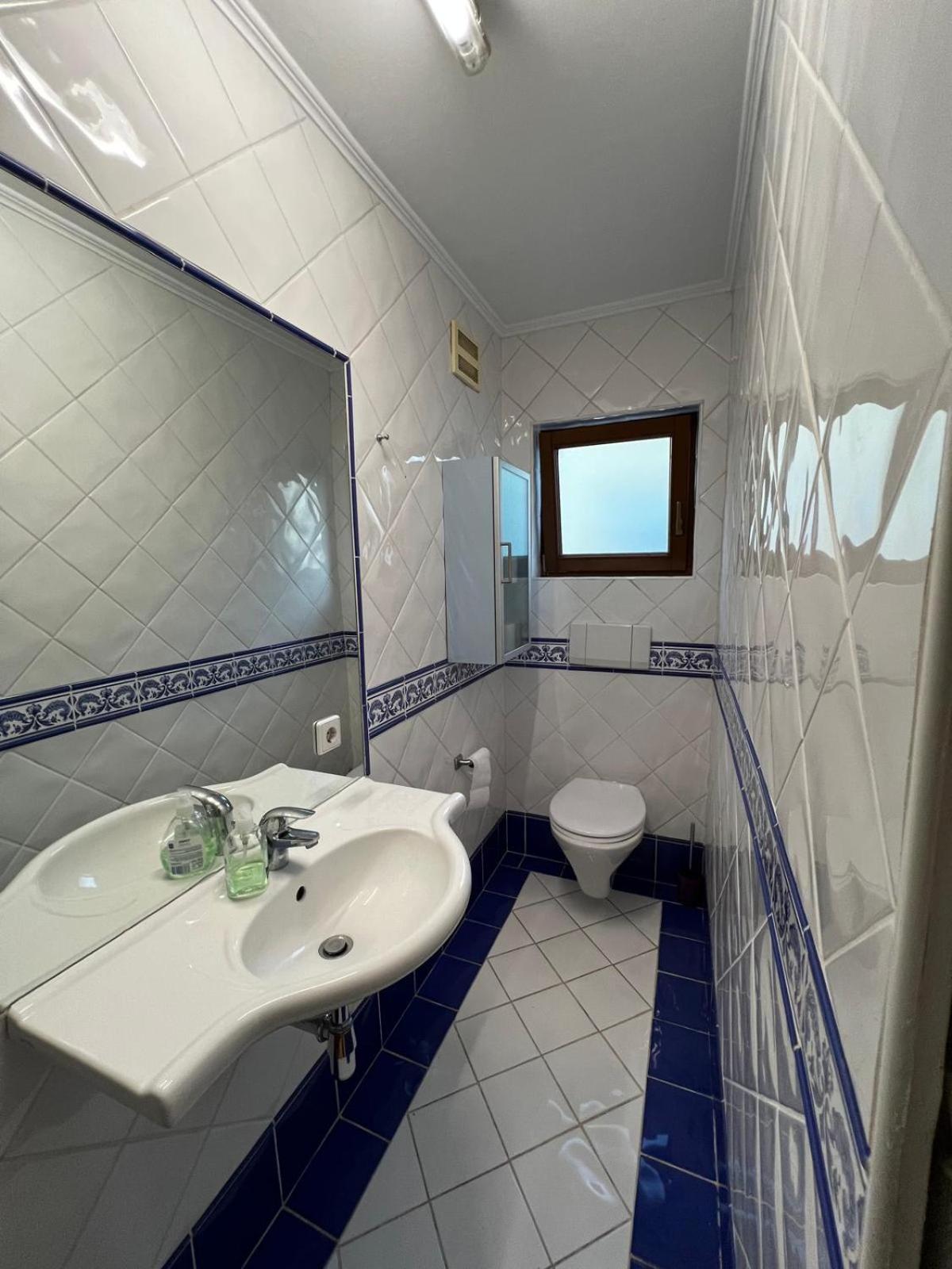 Central-Vintage Villa with free Parking and 5min walk to Metro