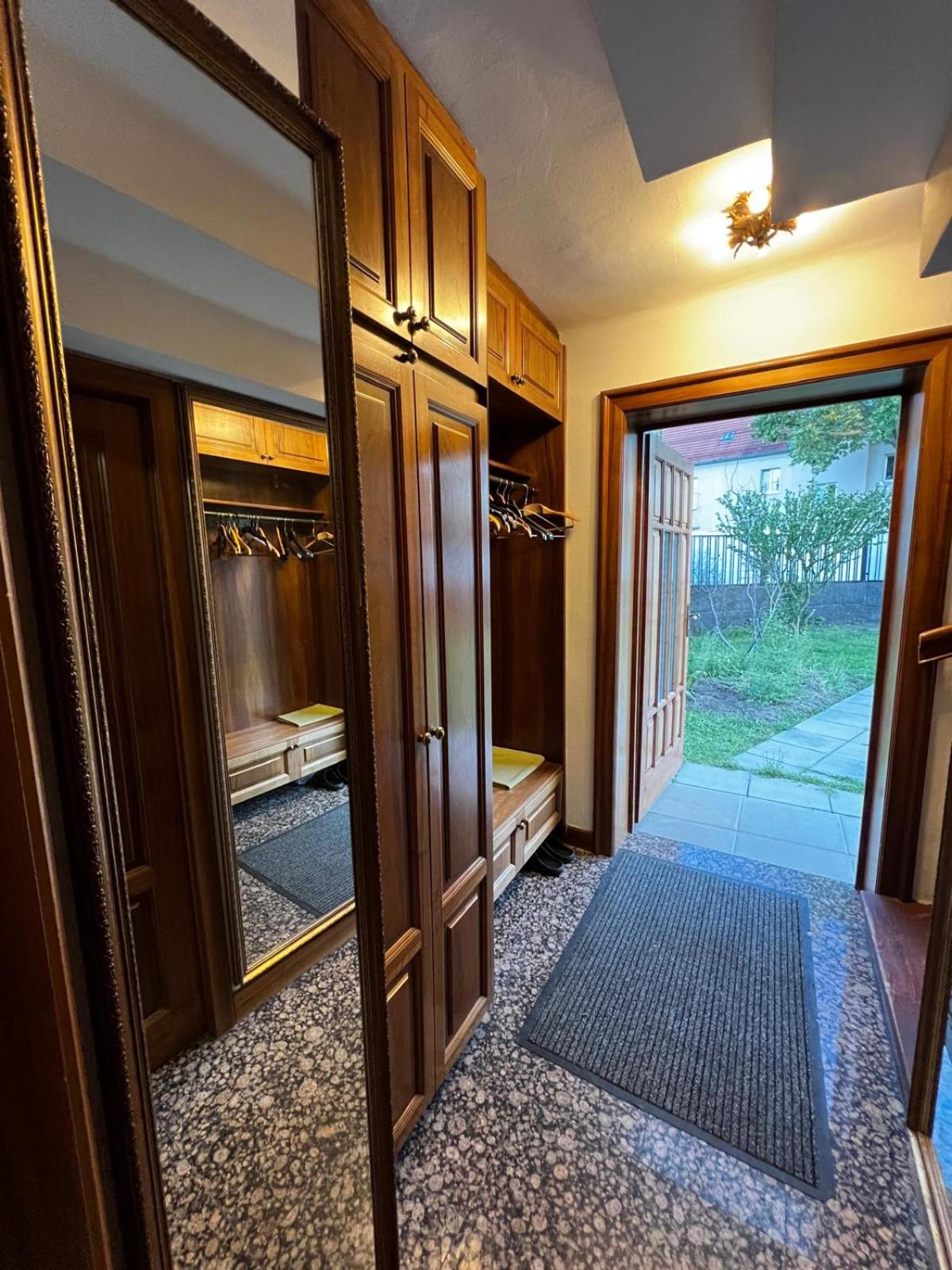 Central-Vintage Villa with free Parking and 5min walk to Metro