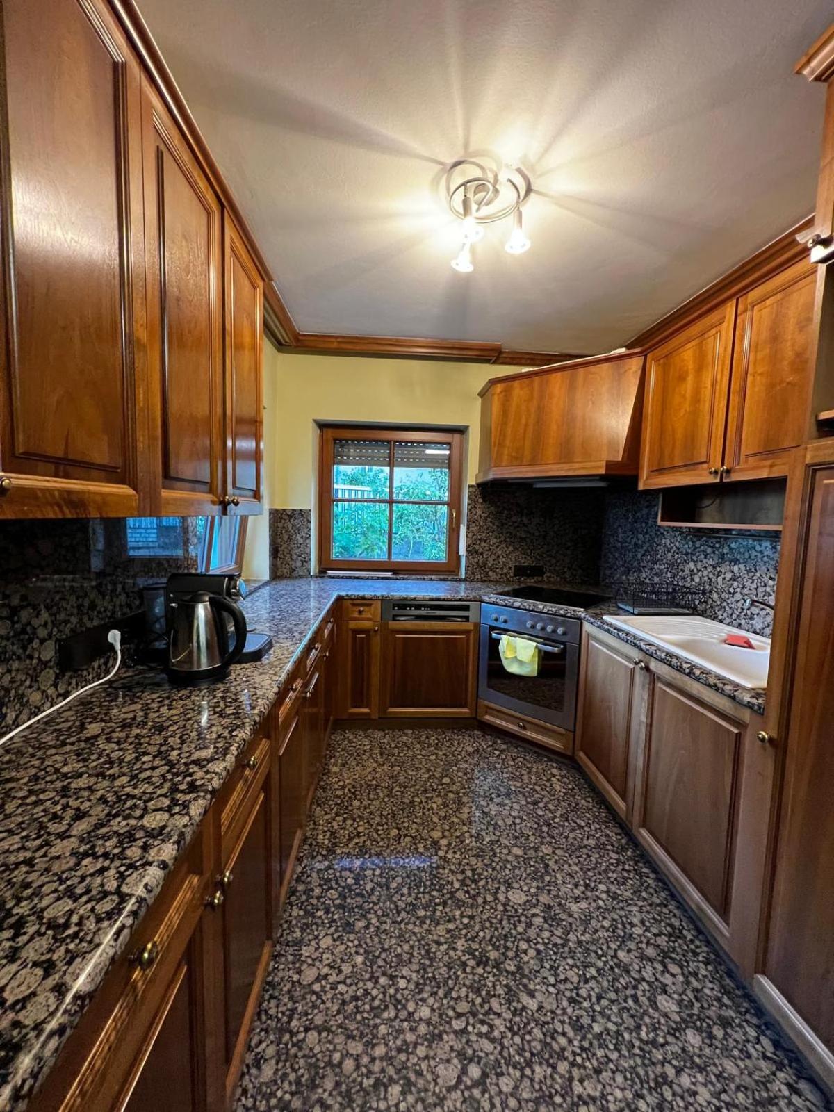 Central-Vintage Villa with free Parking and 5min walk to Metro
