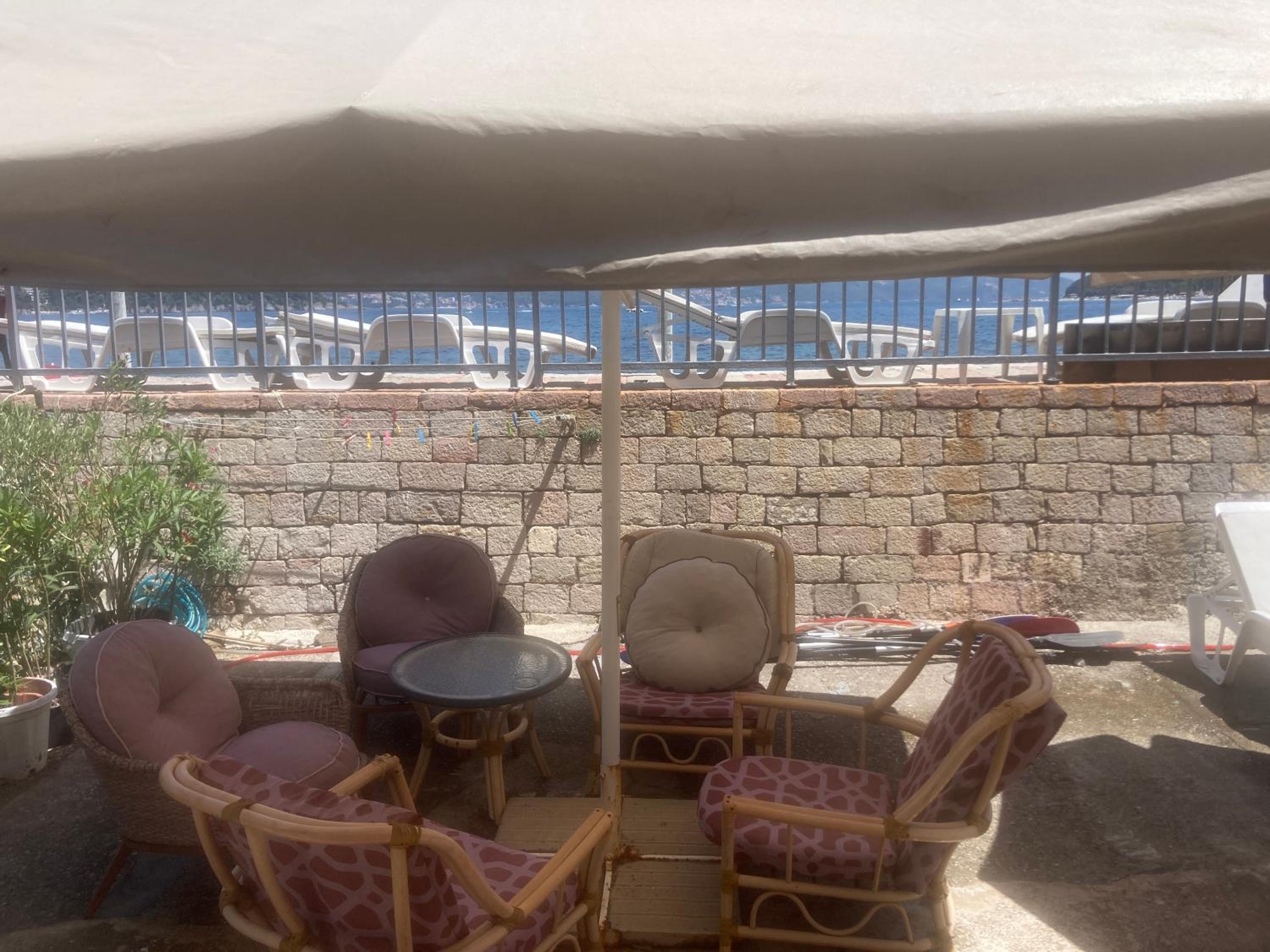 Plaža Stari Grad Budva pjena od mora Beach Apartman