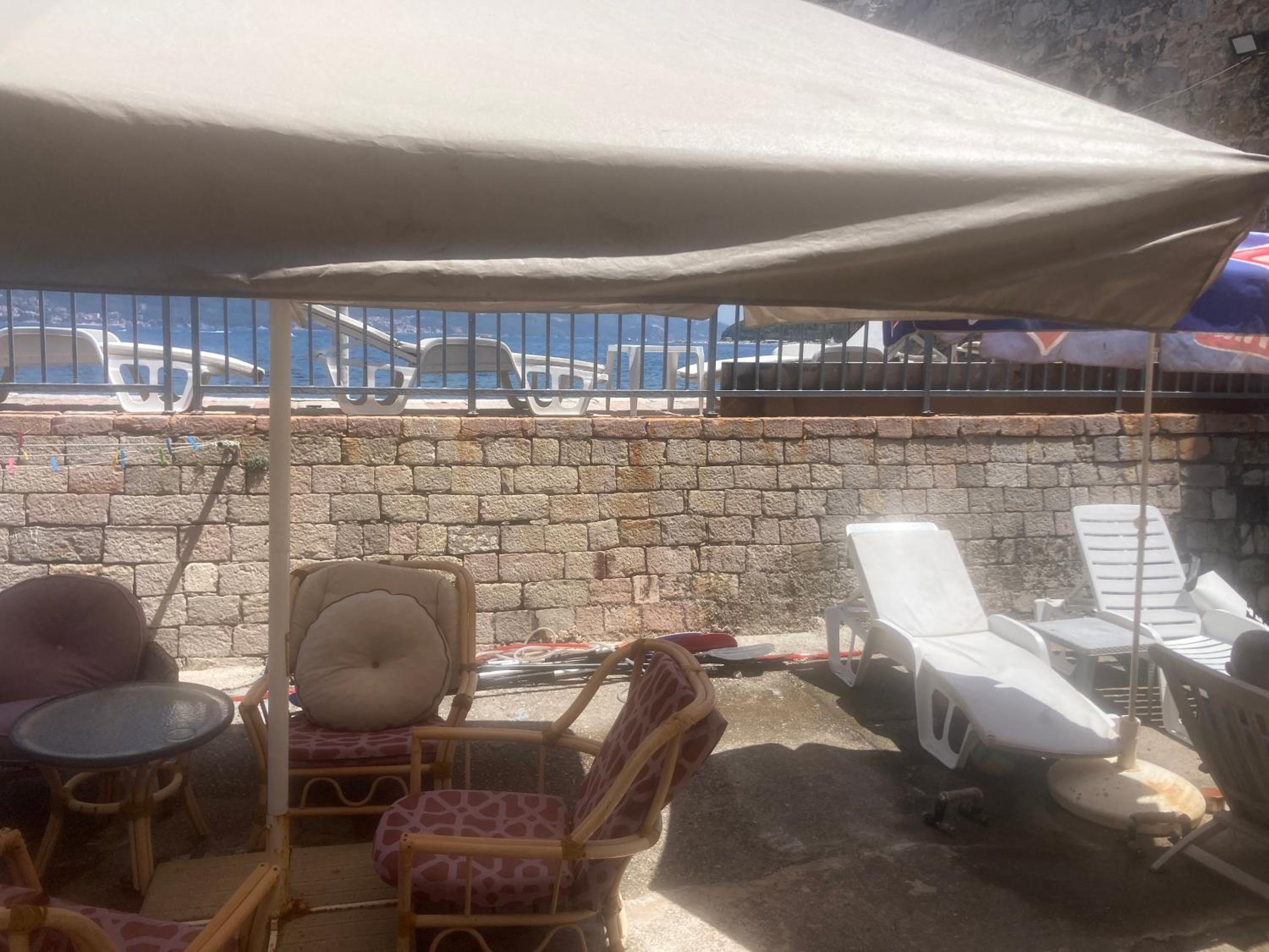 Plaža Stari Grad Budva pjena od mora Beach Apartman