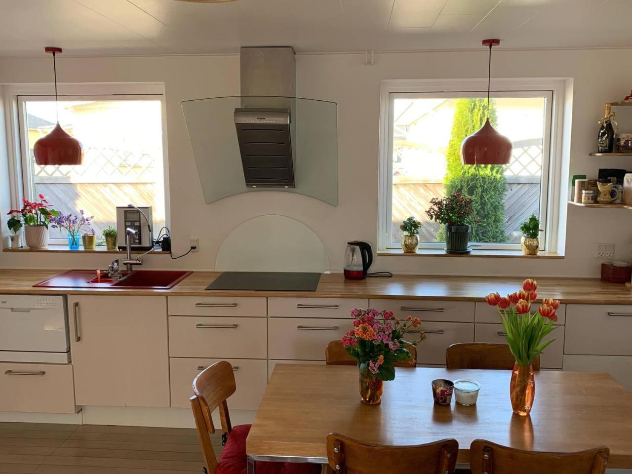 Spacious quiet home near beach