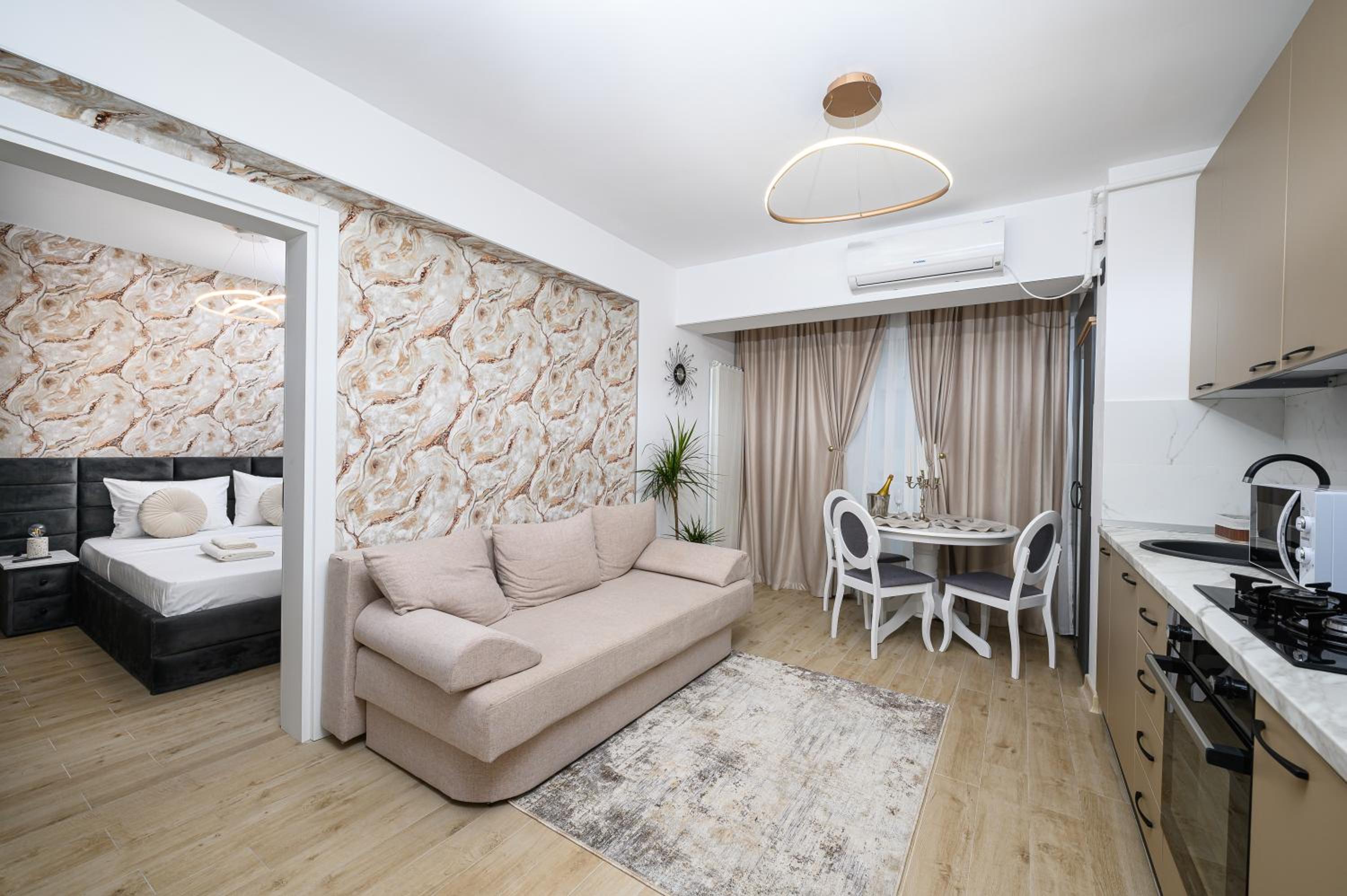 Regal Apartament Infinity Pool & Spa Mamaia North view 4