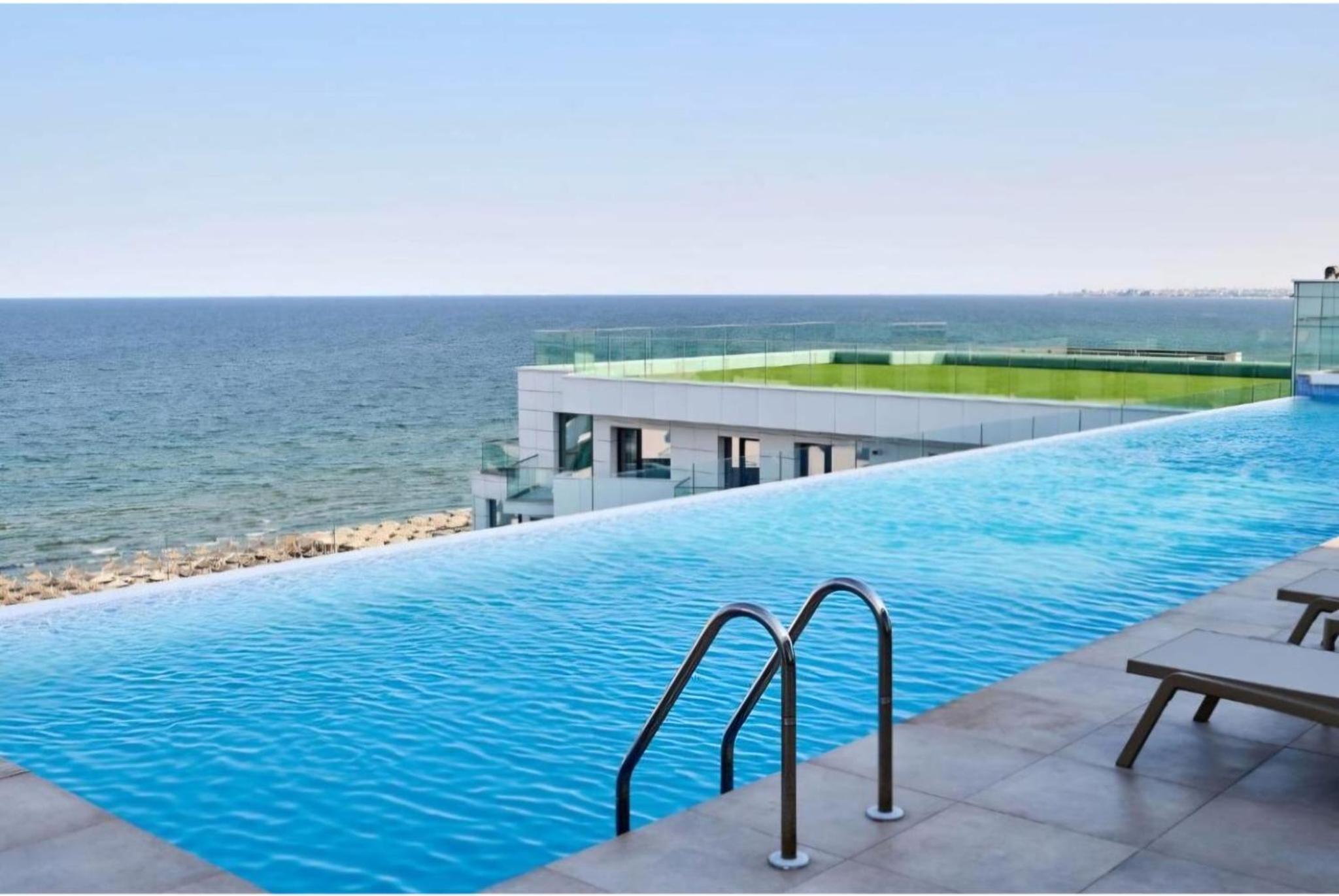 Regal Apartament Infinity Pool & Spa Mamaia North view 5