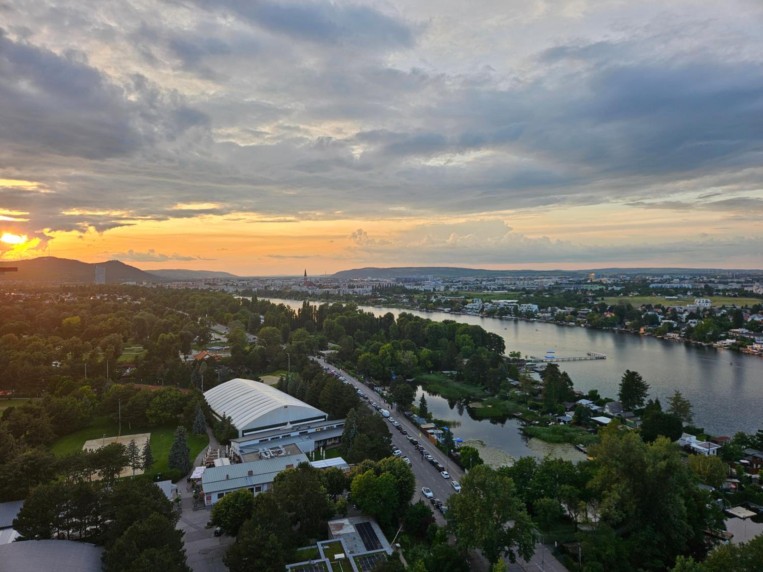 Yuki's Place - UN-VIC, Danube Beach and Subway near to Downtown Vienna