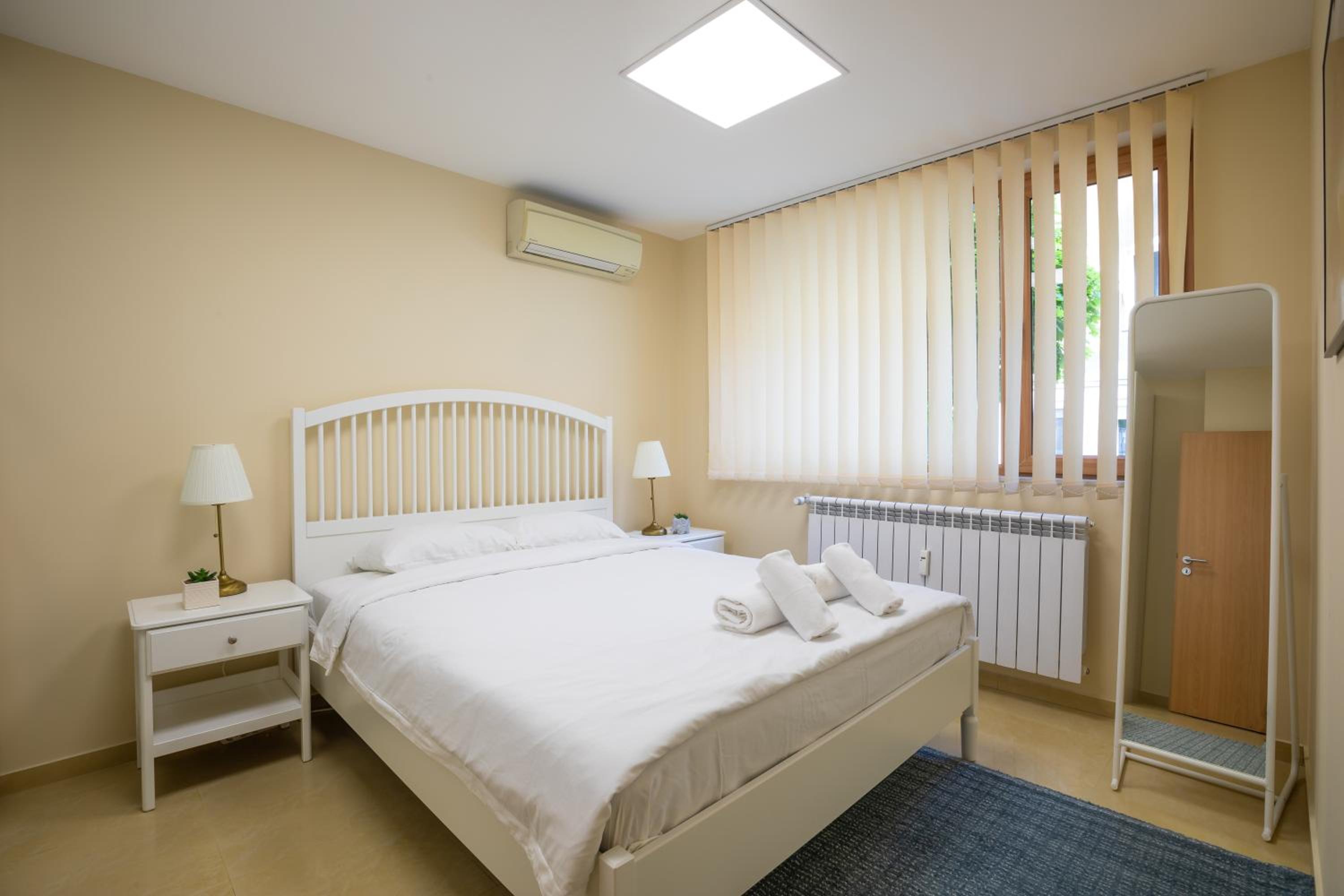 Bright 1BDR Apartment in Top Center