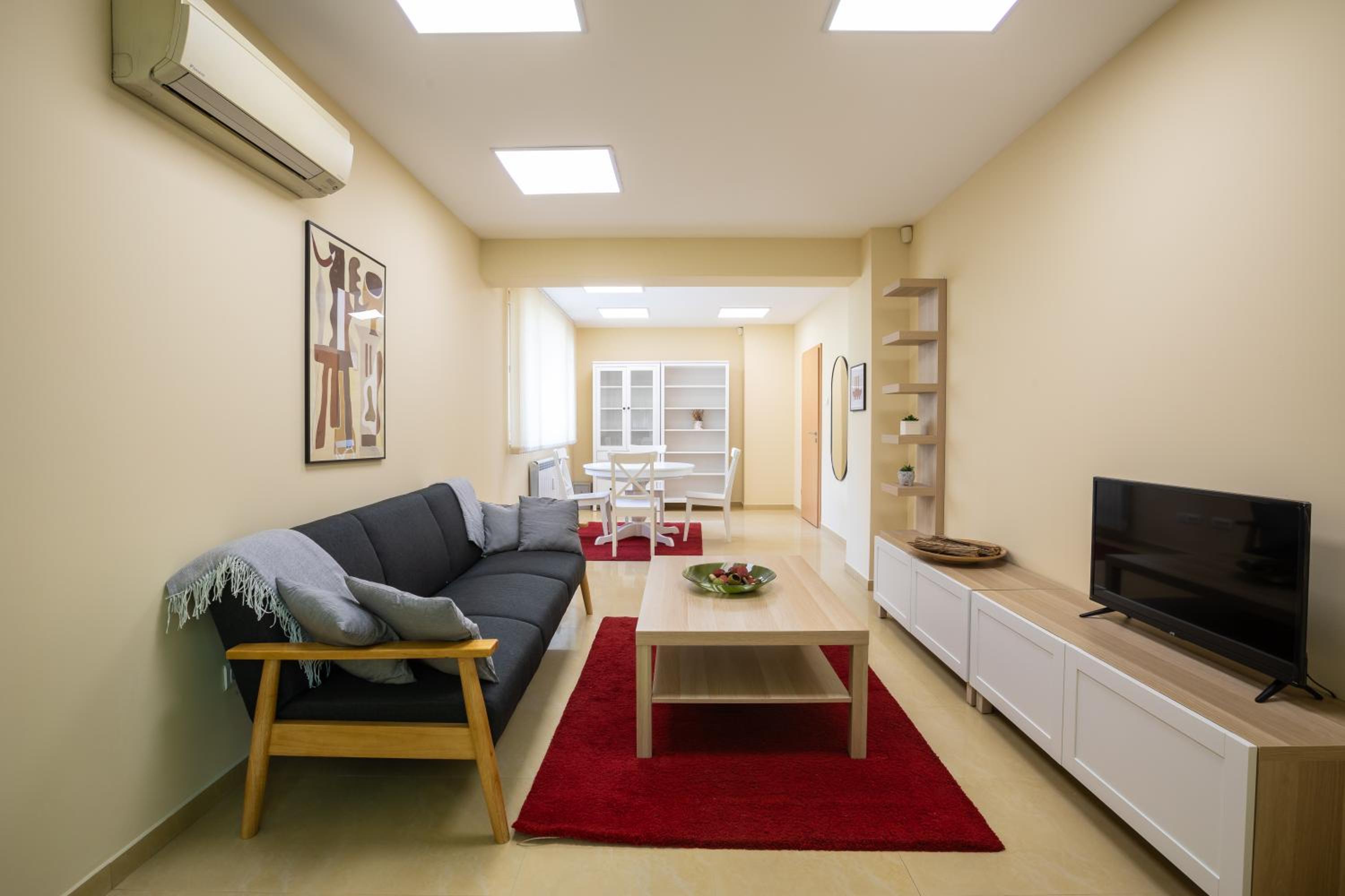 Bright 1BDR Apartment in Top Center