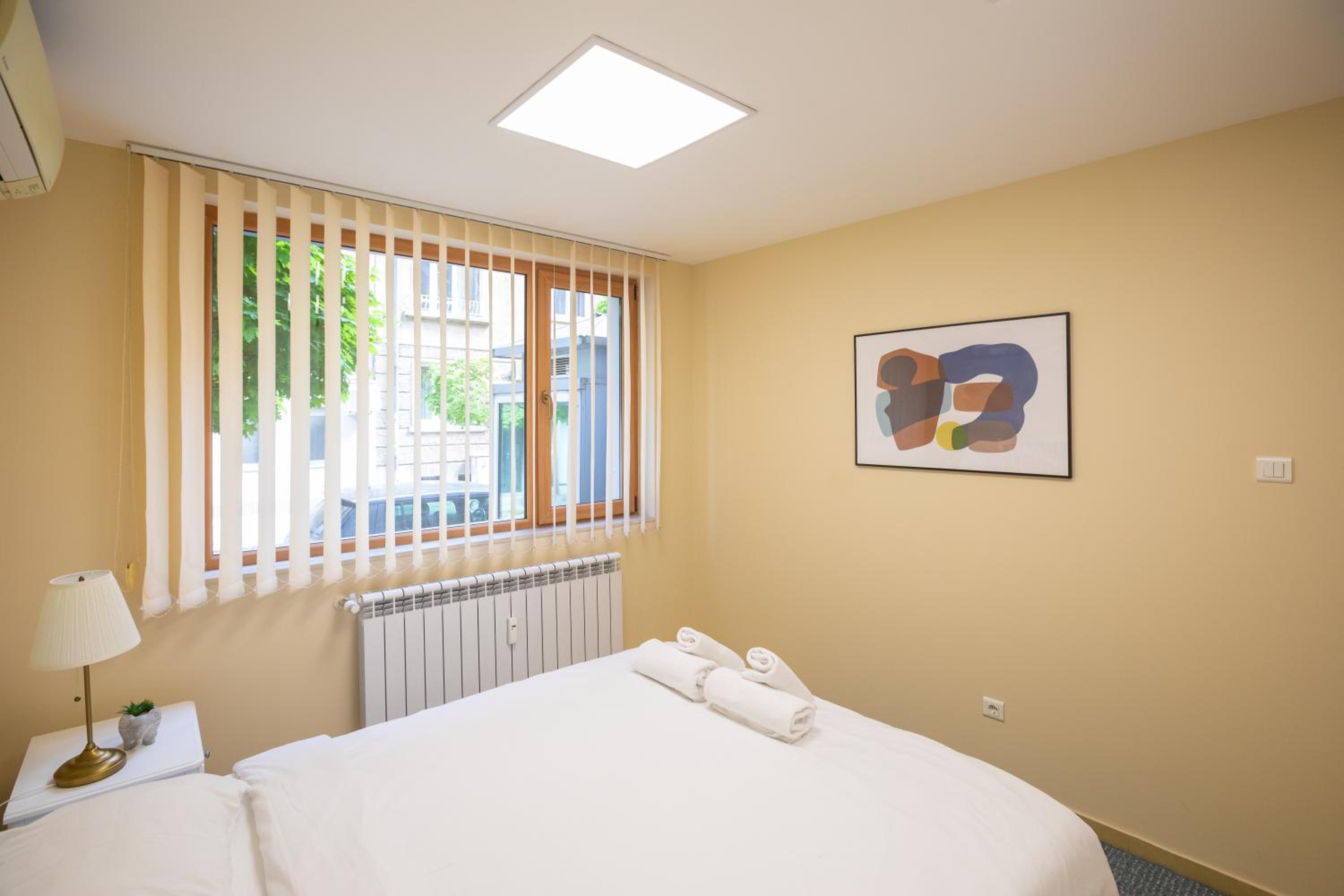 Bright 1BDR Apartment in Top Center