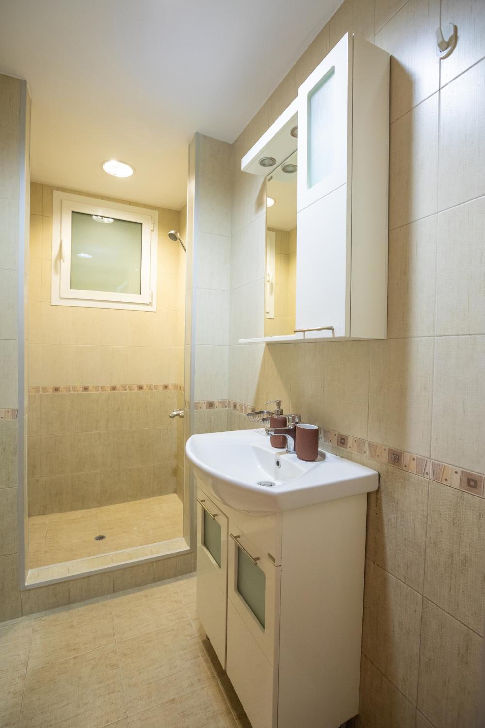Bright 1BDR Apartment in Top Center