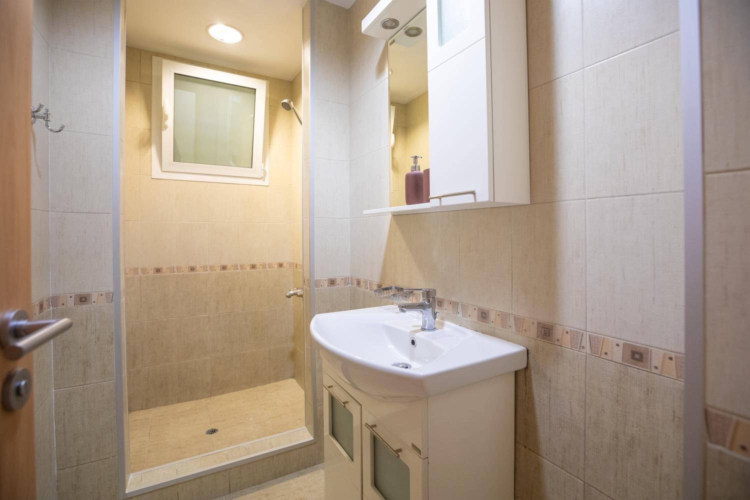 Bright 1BDR Apartment in Top Center