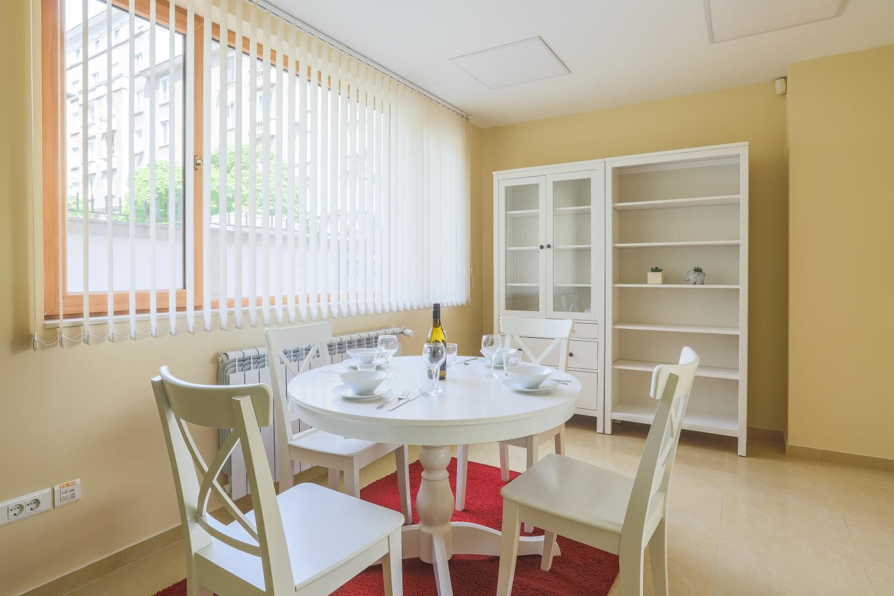 Bright 1BDR Apartment in Top Center