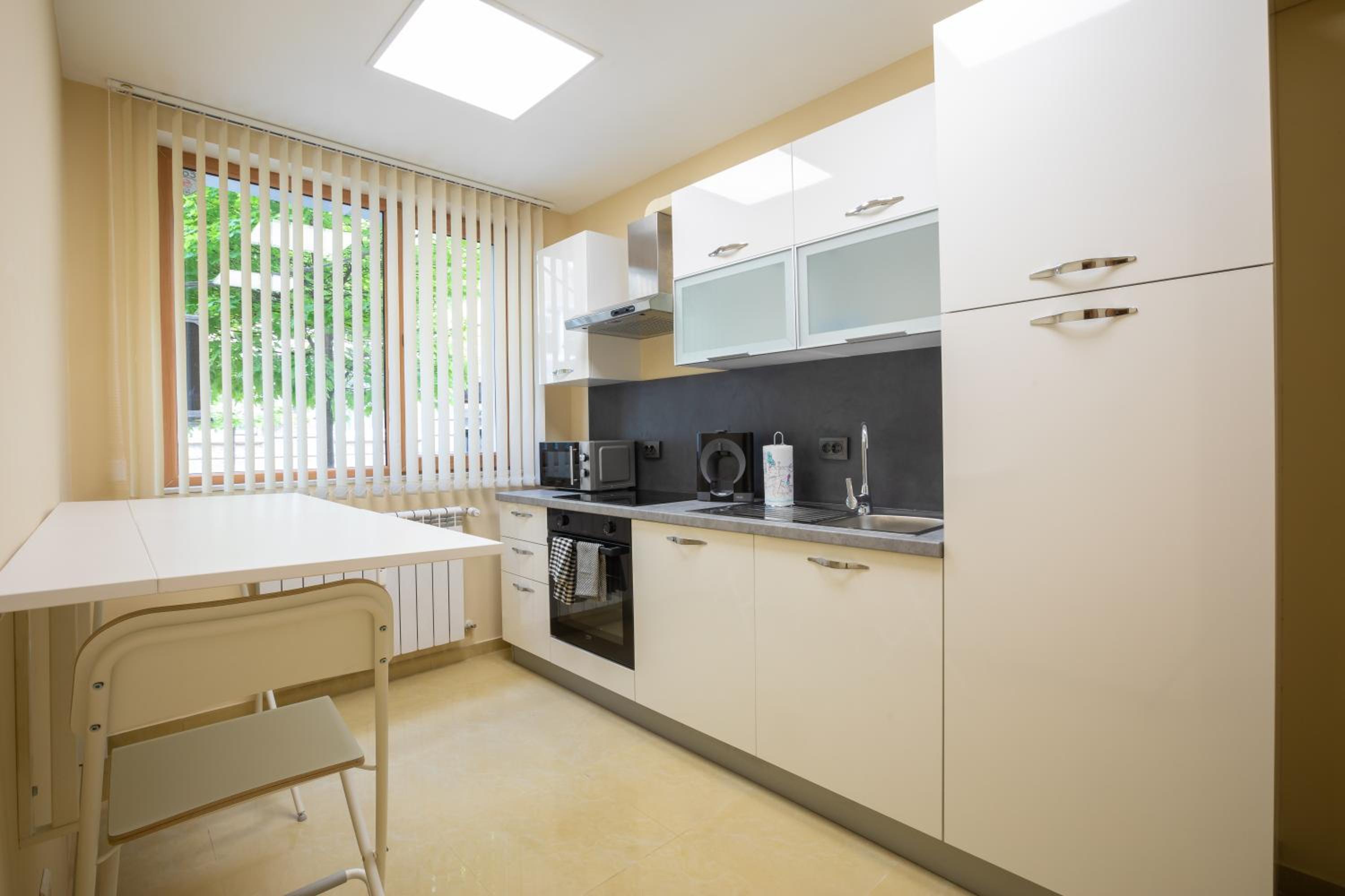 Bright 1BDR Apartment in Top Center