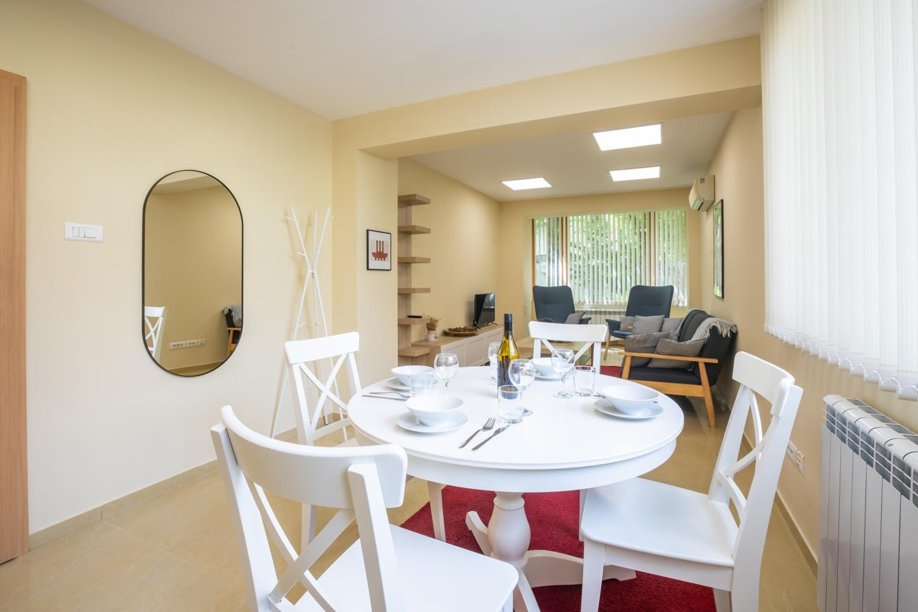 Bright 1BDR Apartment in Top Center