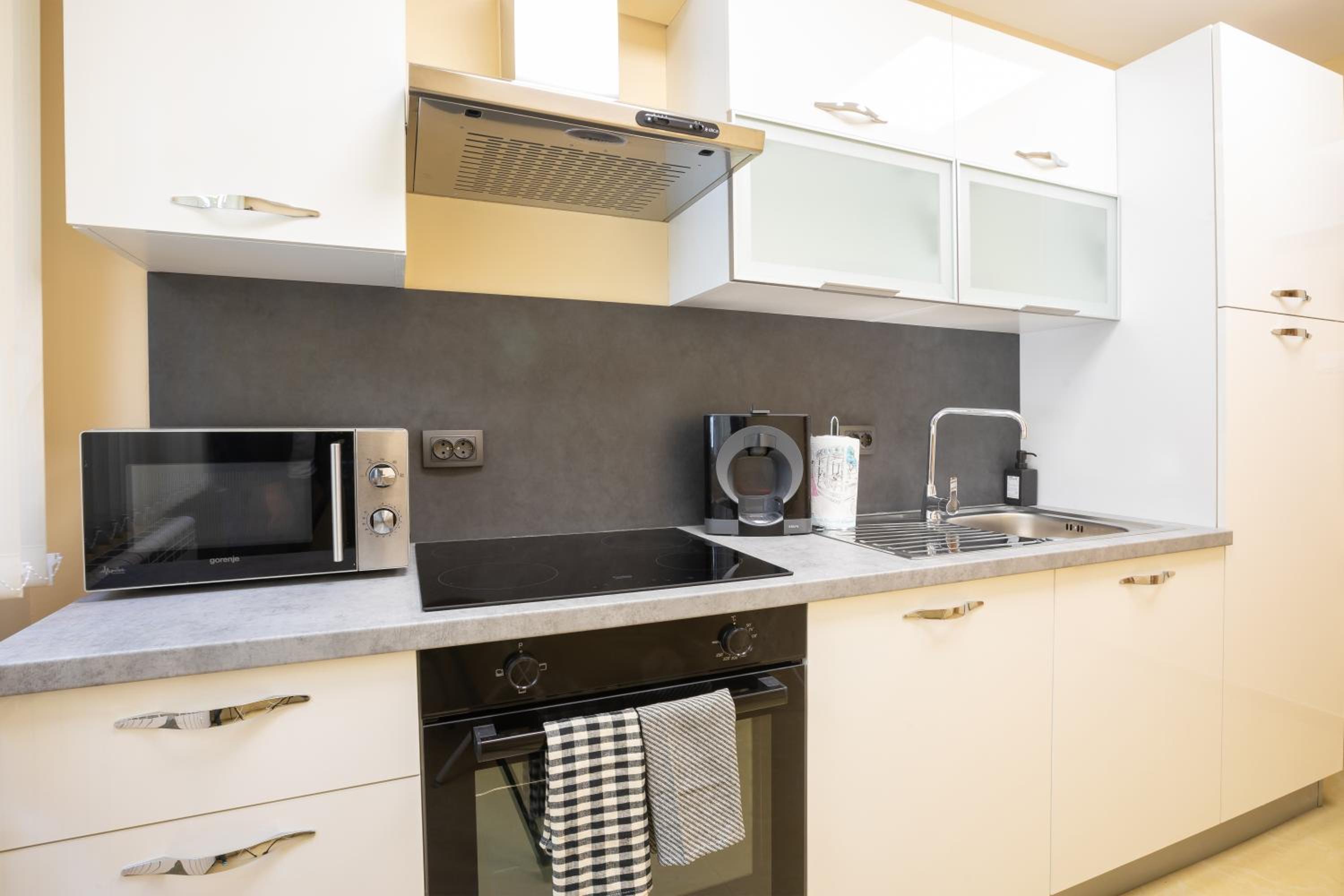 Bright 1BDR Apartment in Top Center