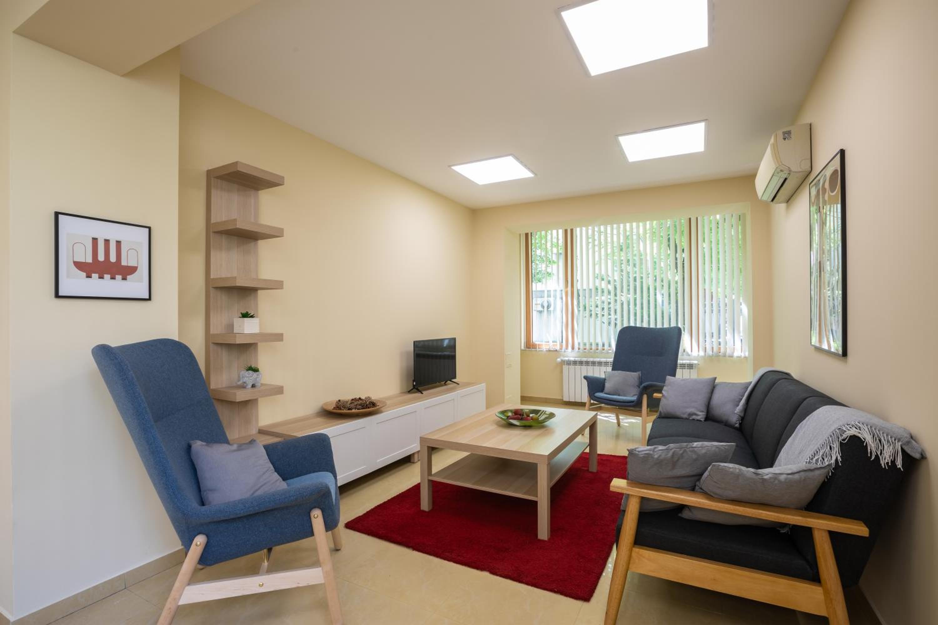 Bright 1BDR Apartment in Top Center