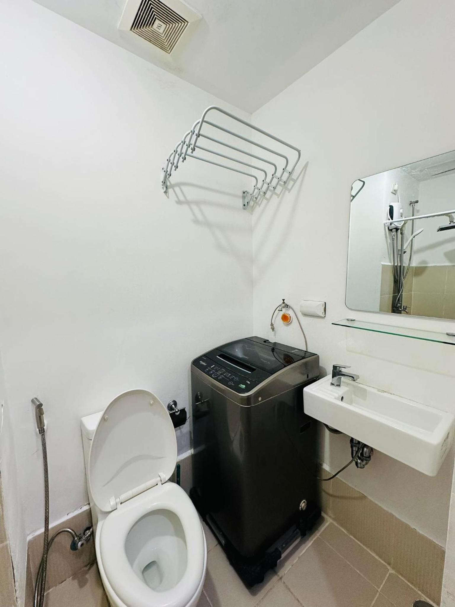 One Bedroom Near Bgc Sm Aura Market2x Mc Kinley view 3