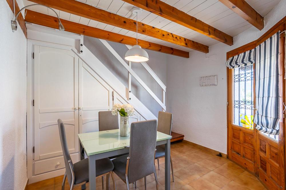 Gorgeous, sunny apartment with mountain views