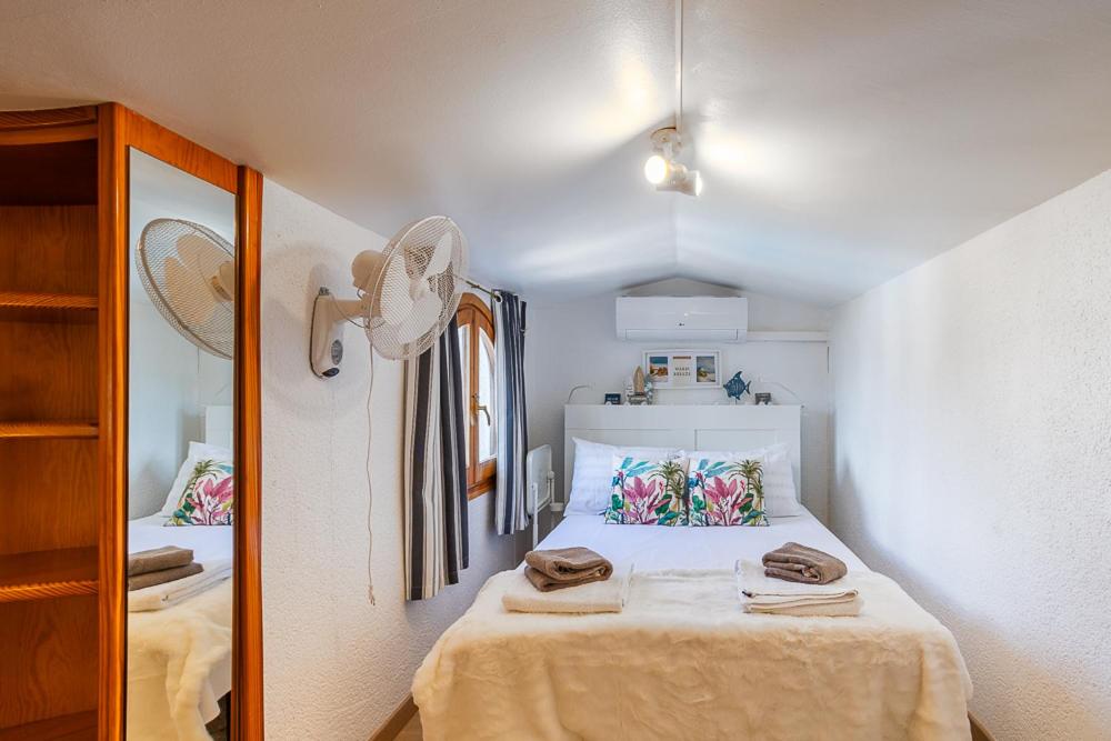 Gorgeous, sunny apartment with mountain views