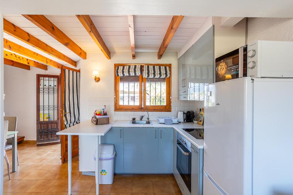 Gorgeous, sunny apartment with mountain views