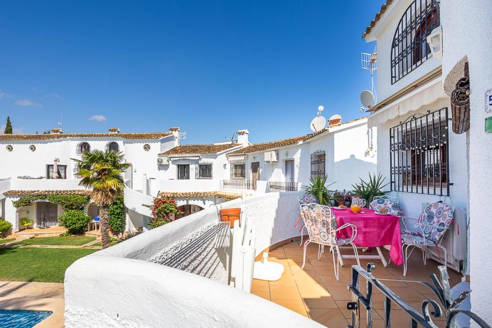 Gorgeous, sunny apartment with mountain views