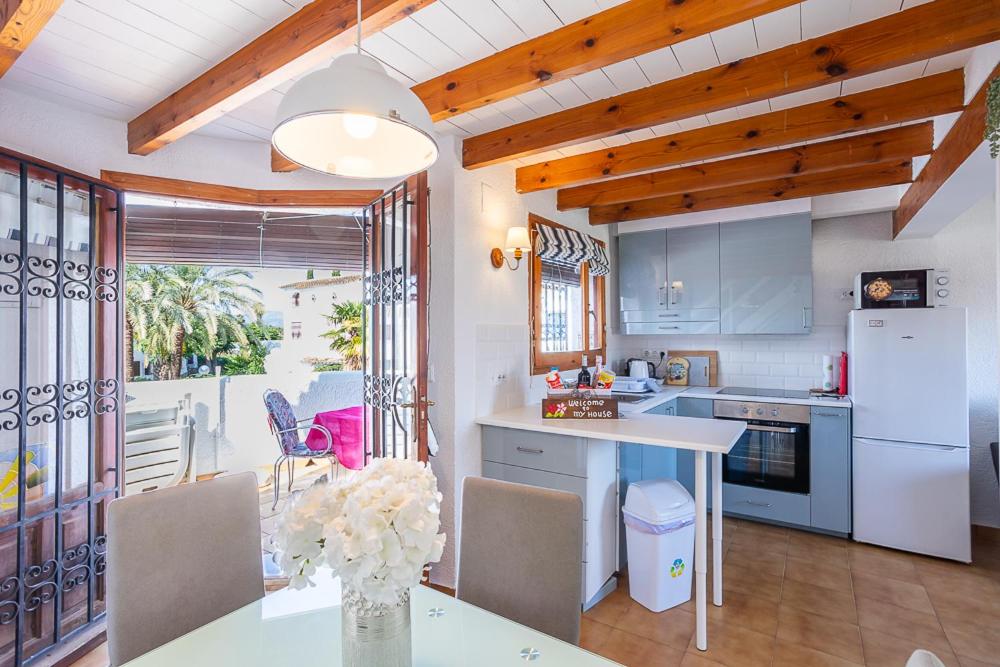 Gorgeous, sunny apartment with mountain views