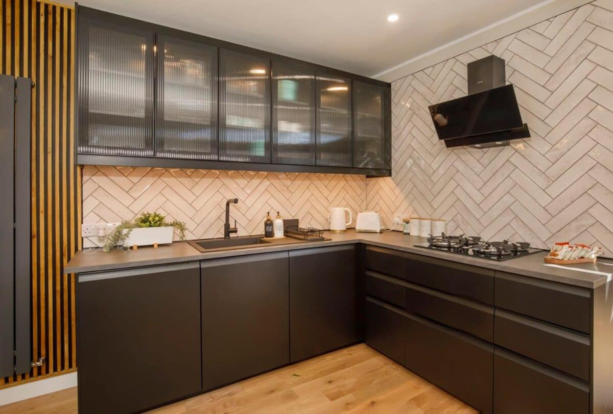 The Dodsworth modern 4 bedroom house, sleeps 8 view 2