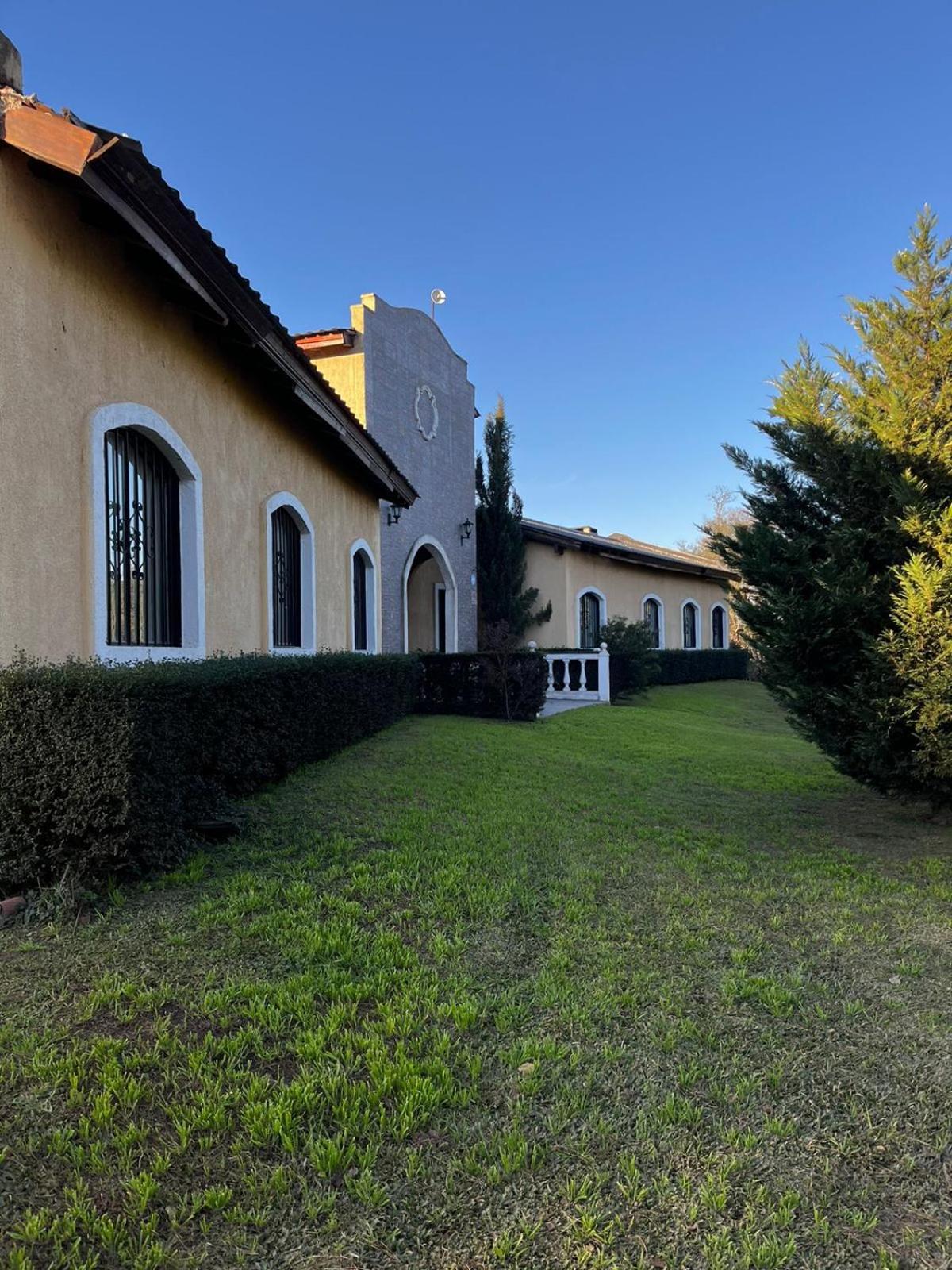 HERMOSA CASA con 4000mts de PARQUE en las SIERRAS DE CORDOBA