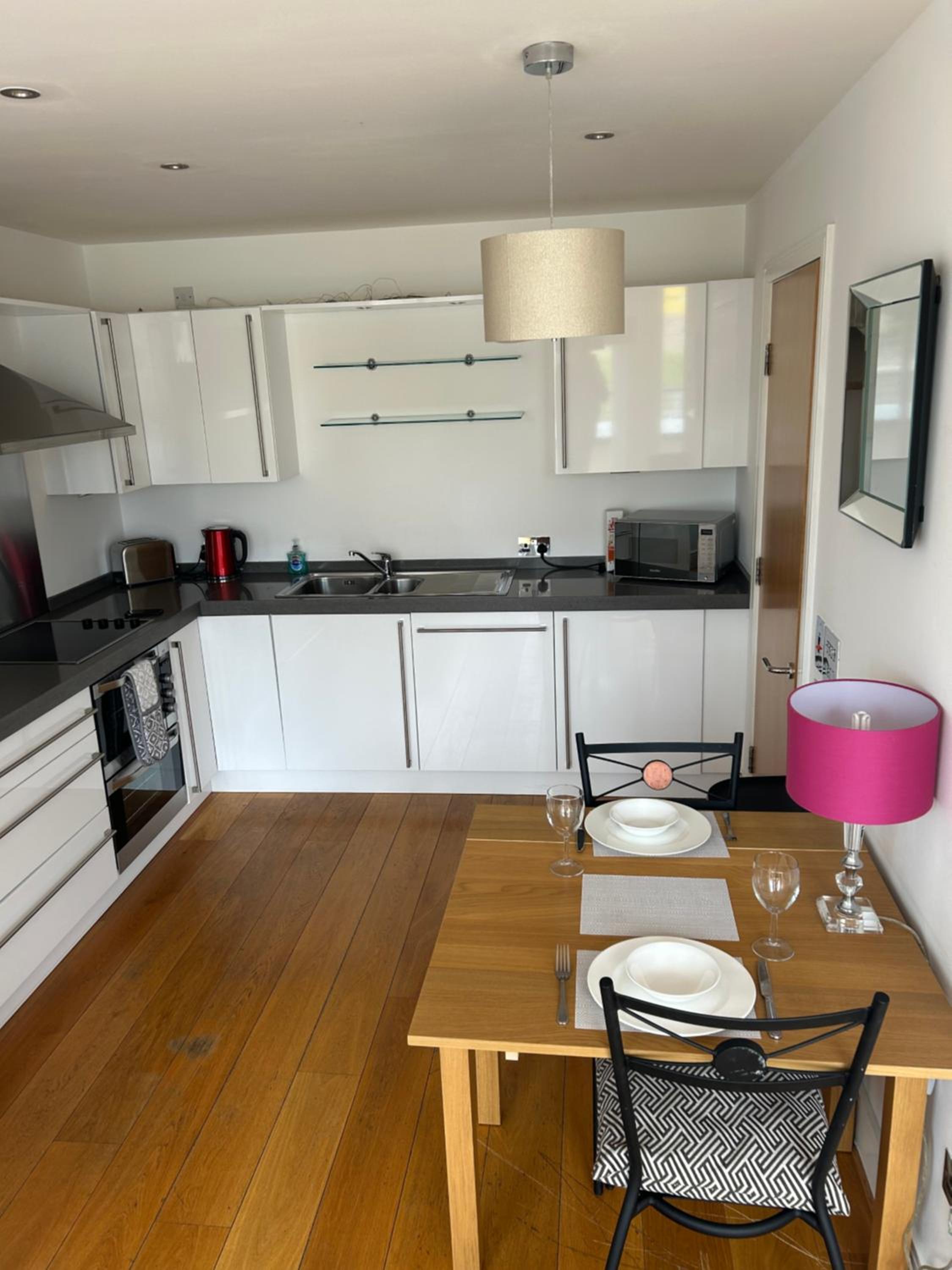 Mercury Holiday Homes - 1 Bedroom Castleview Apartment 404 Free Parking view 2