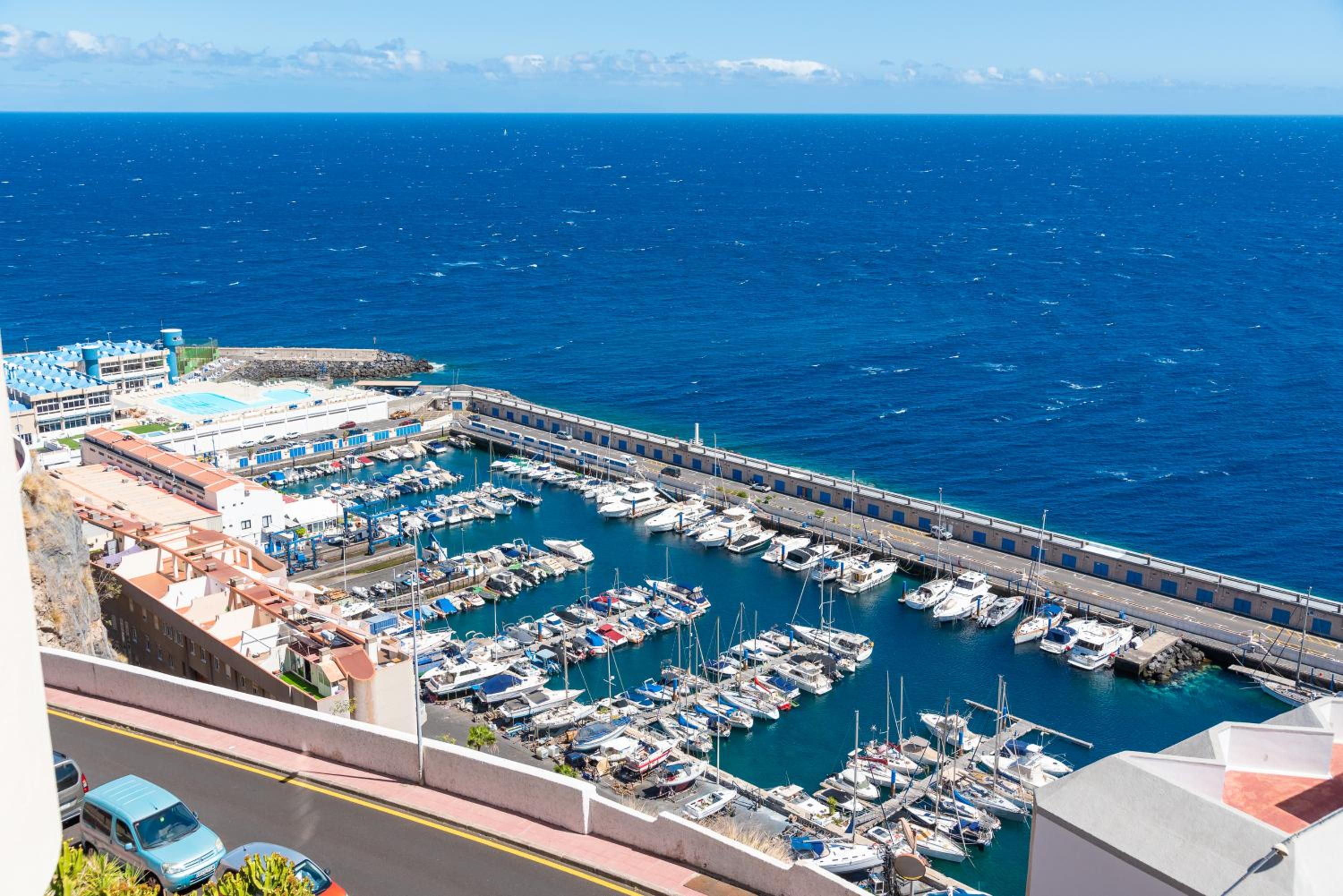 Stylish Apartment with Stunning Views & Parking