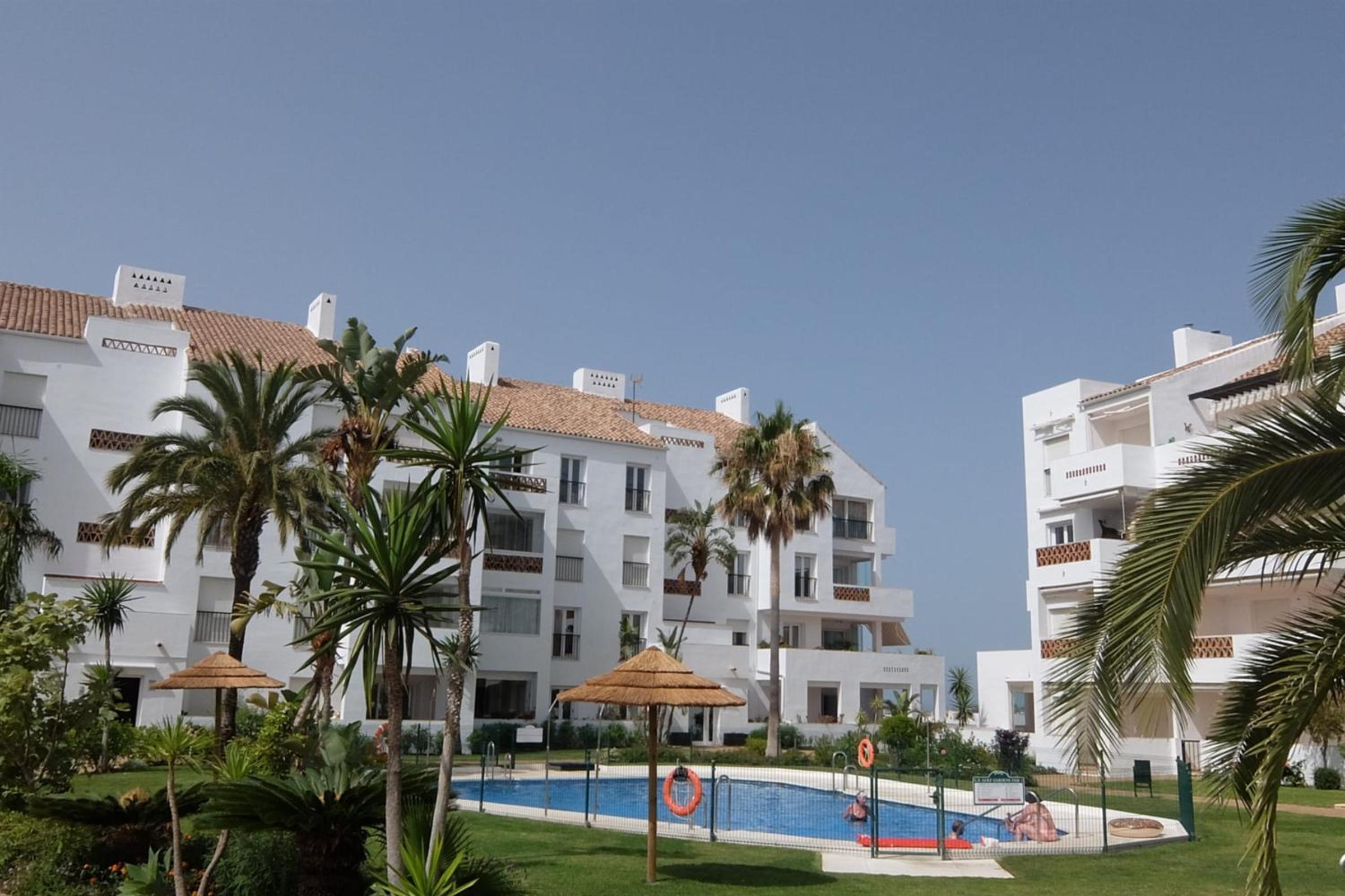 Beautiful 4 bedroms apartment located in Golf Gardens Miraflores