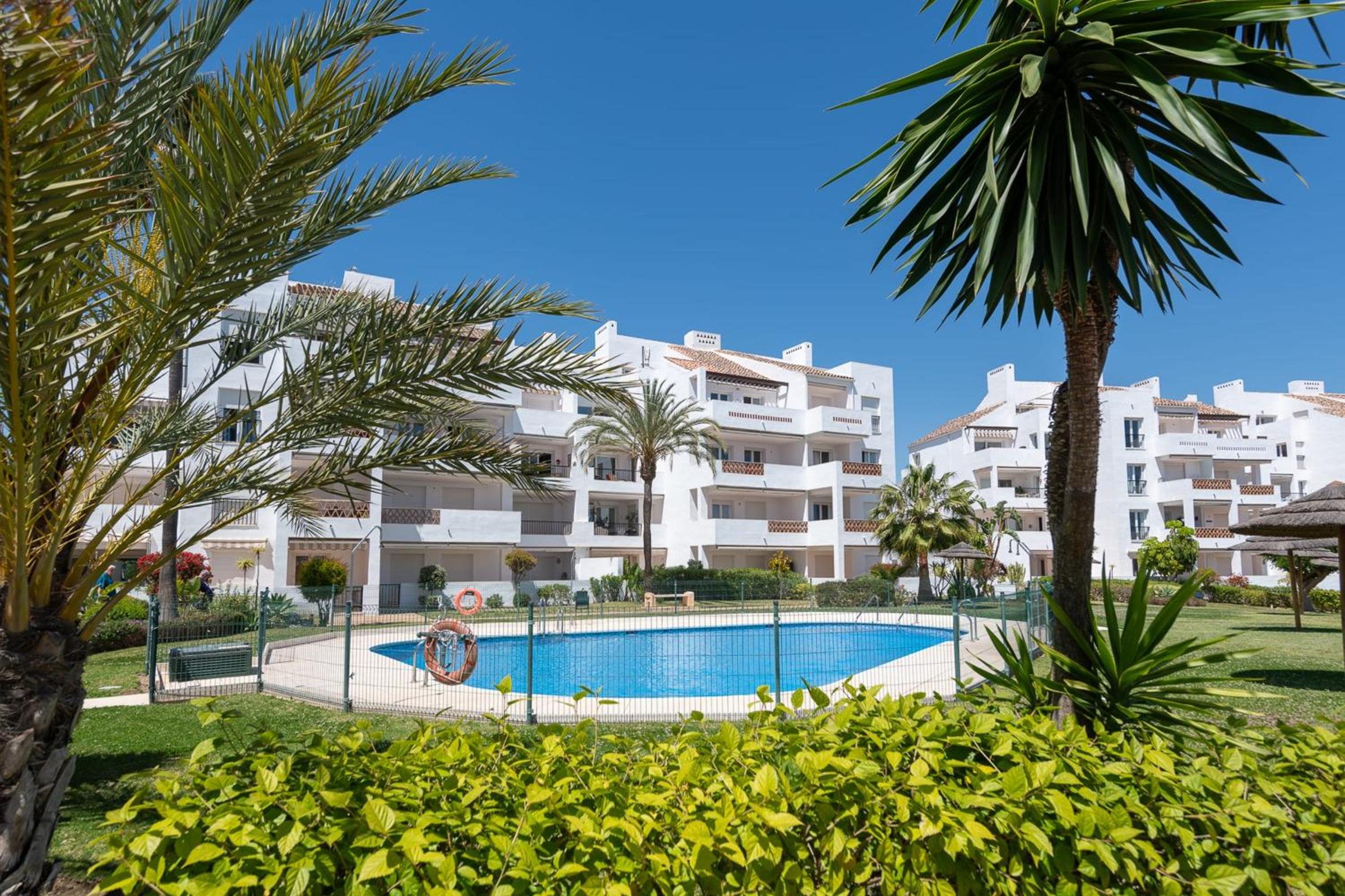 Beautiful 4 bedroms apartment located in Golf Gardens Miraflores