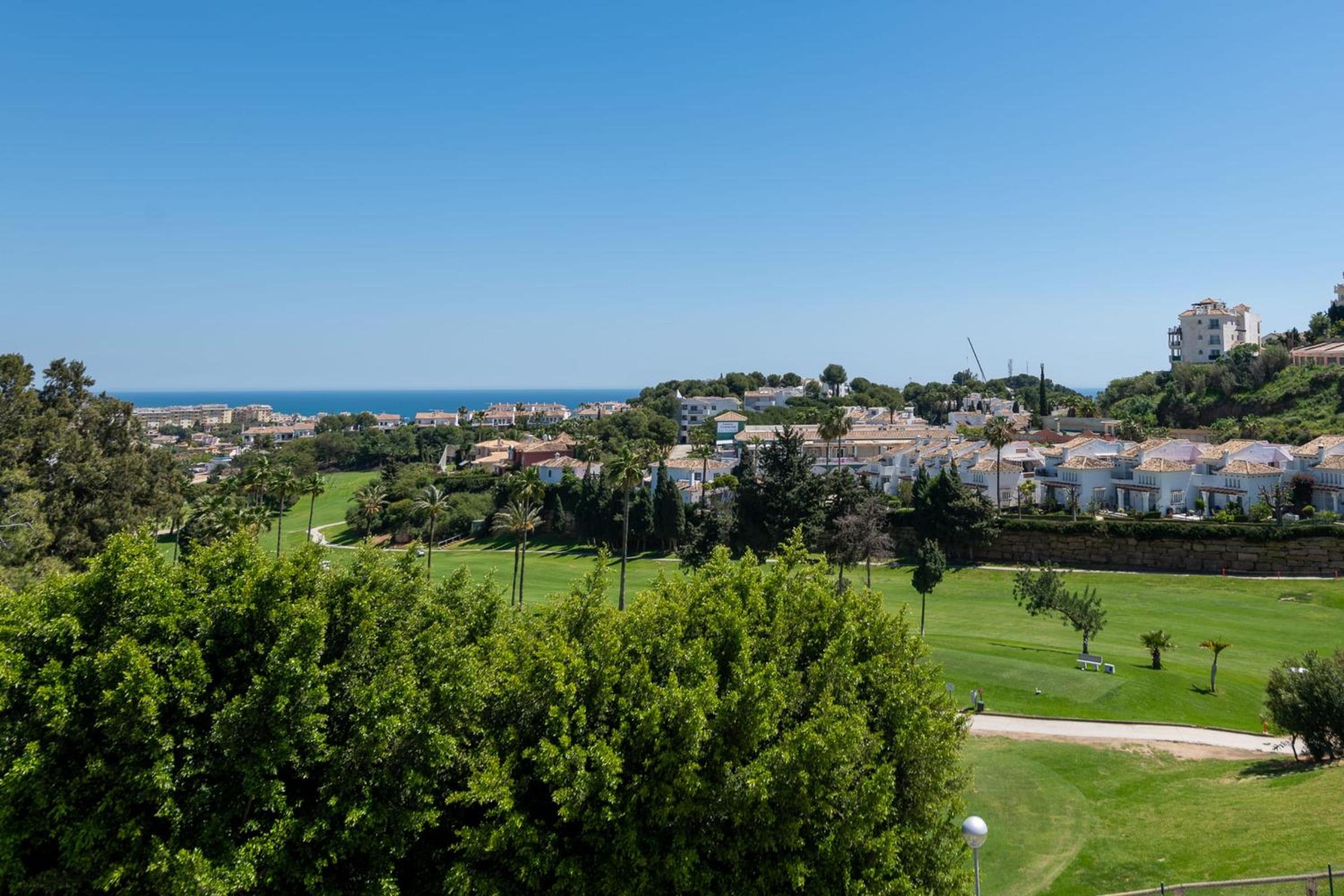 Beautiful 4 bedroms apartment located in Golf Gardens Miraflores