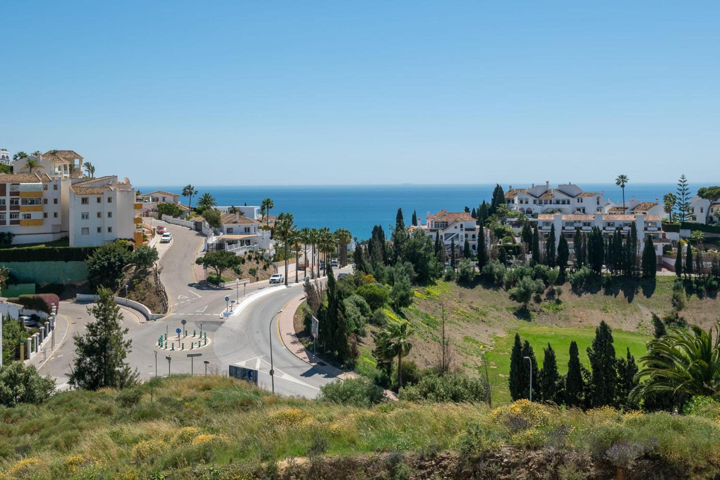Beautiful 4 bedroms apartment located in Golf Gardens Miraflores