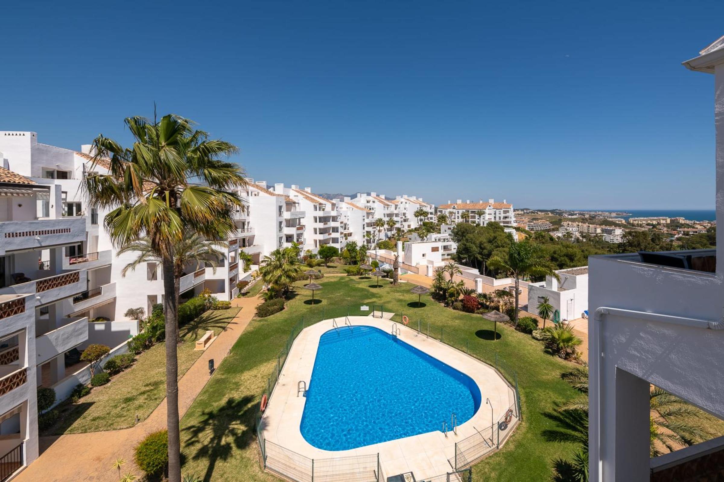 Beautiful 4 bedroms apartment located in Golf Gardens Miraflores