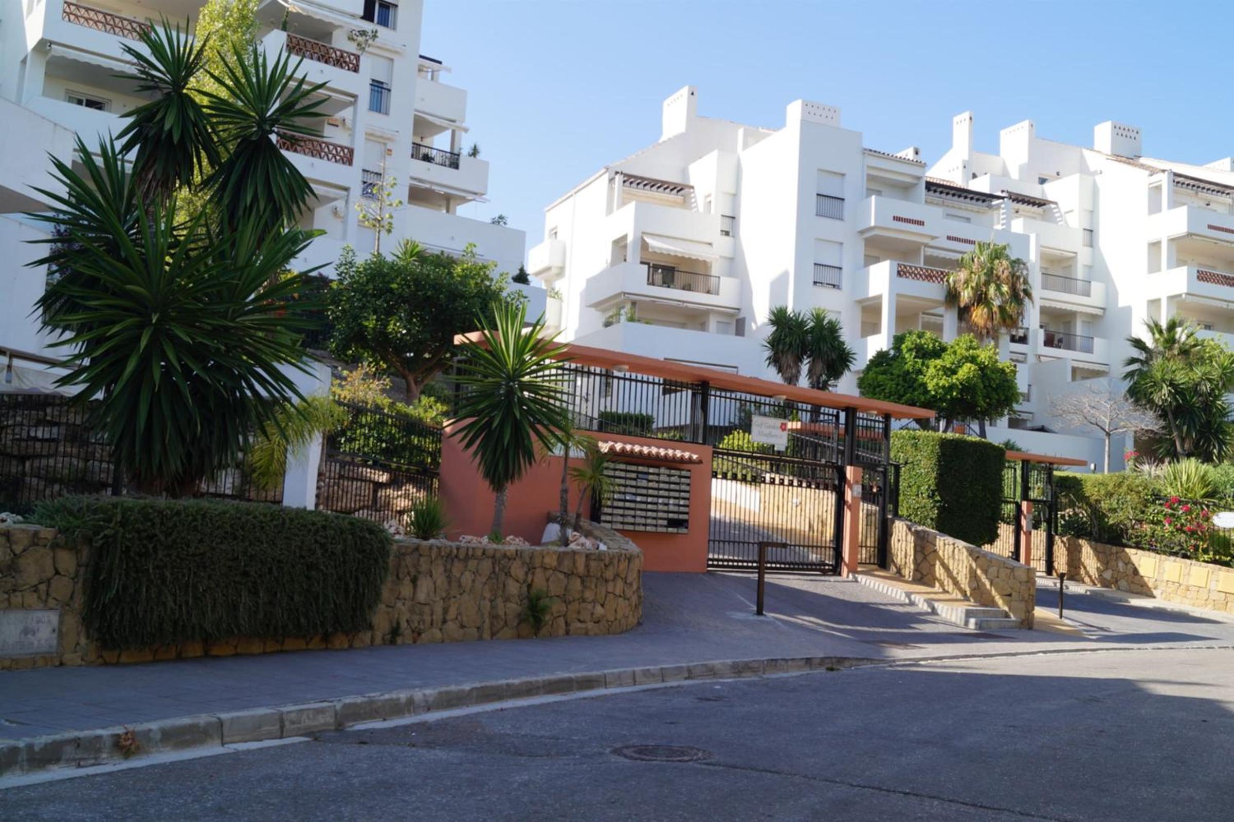 Beautiful 4 bedroms apartment located in Golf Gardens Miraflores