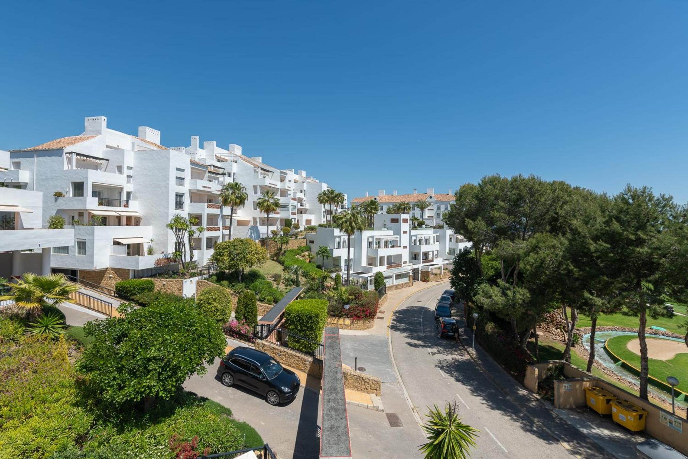Beautiful 4 bedroms apartment located in Golf Gardens Miraflores
