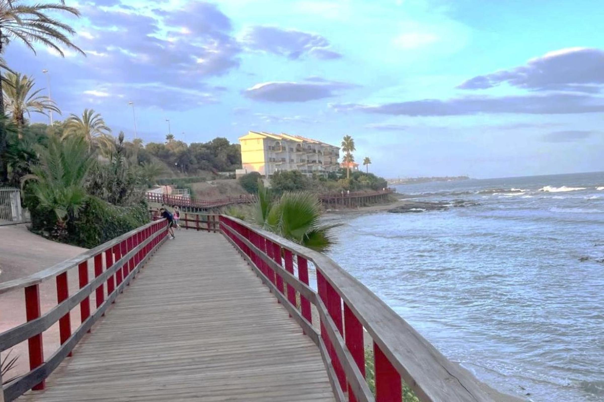 Beautiful 4 bedroms apartment located in Golf Gardens Miraflores