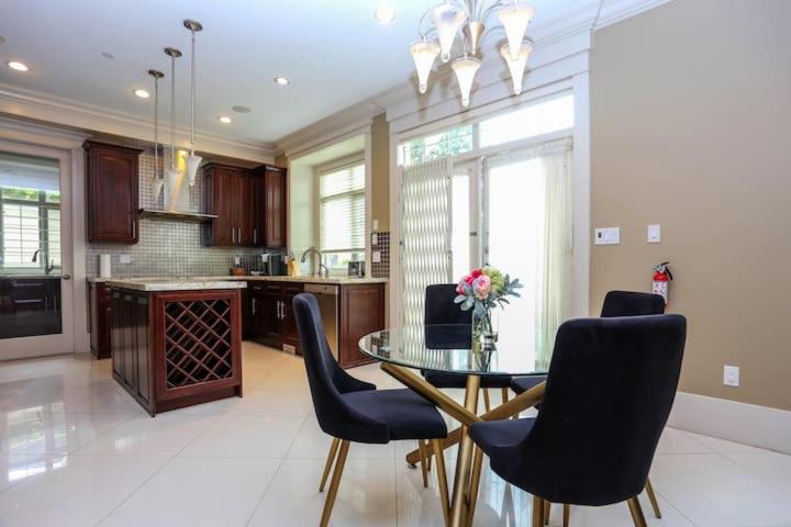 Luxury house with air-conditioning five rooms