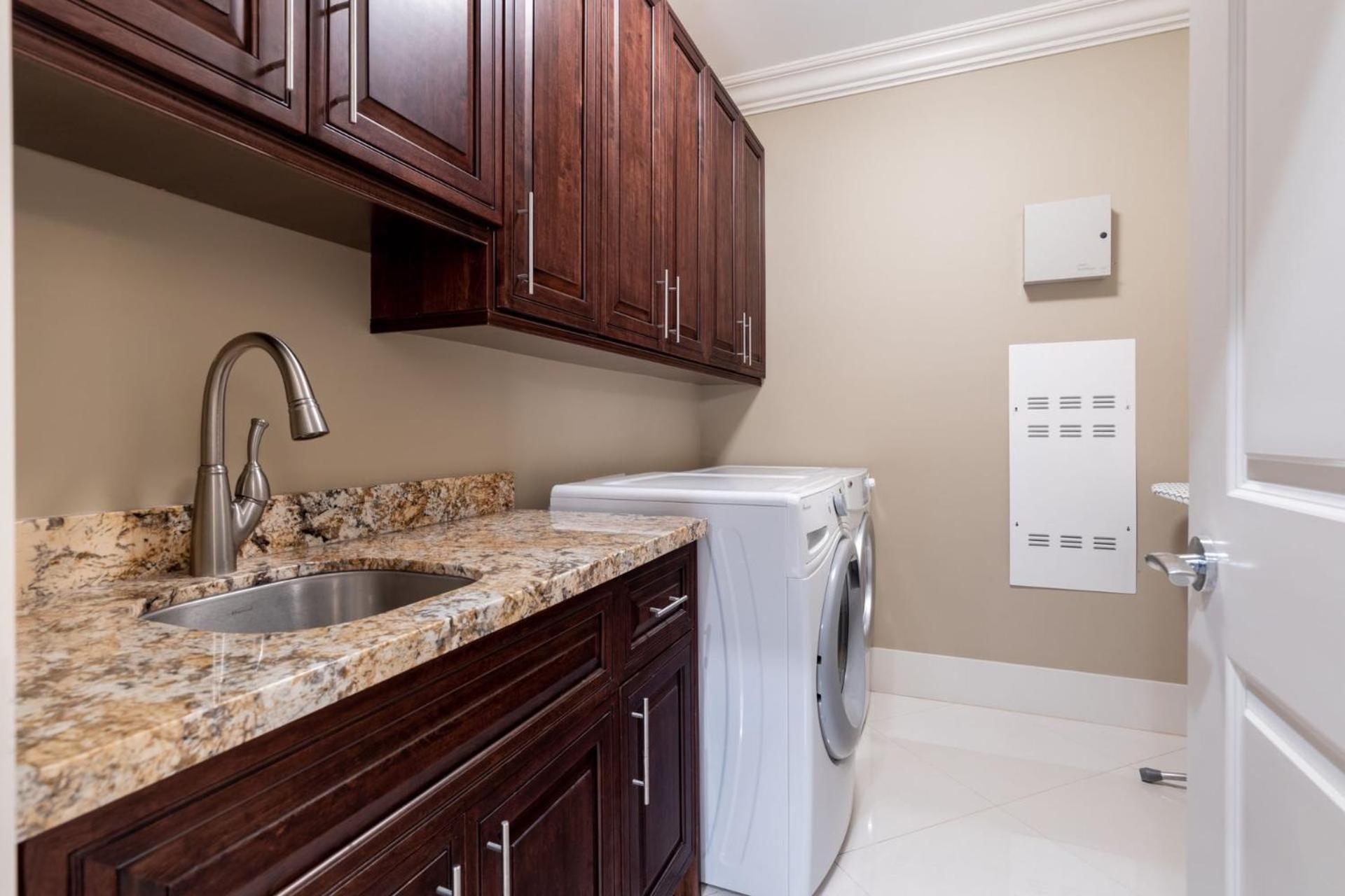 Luxury house with air-conditioning five rooms