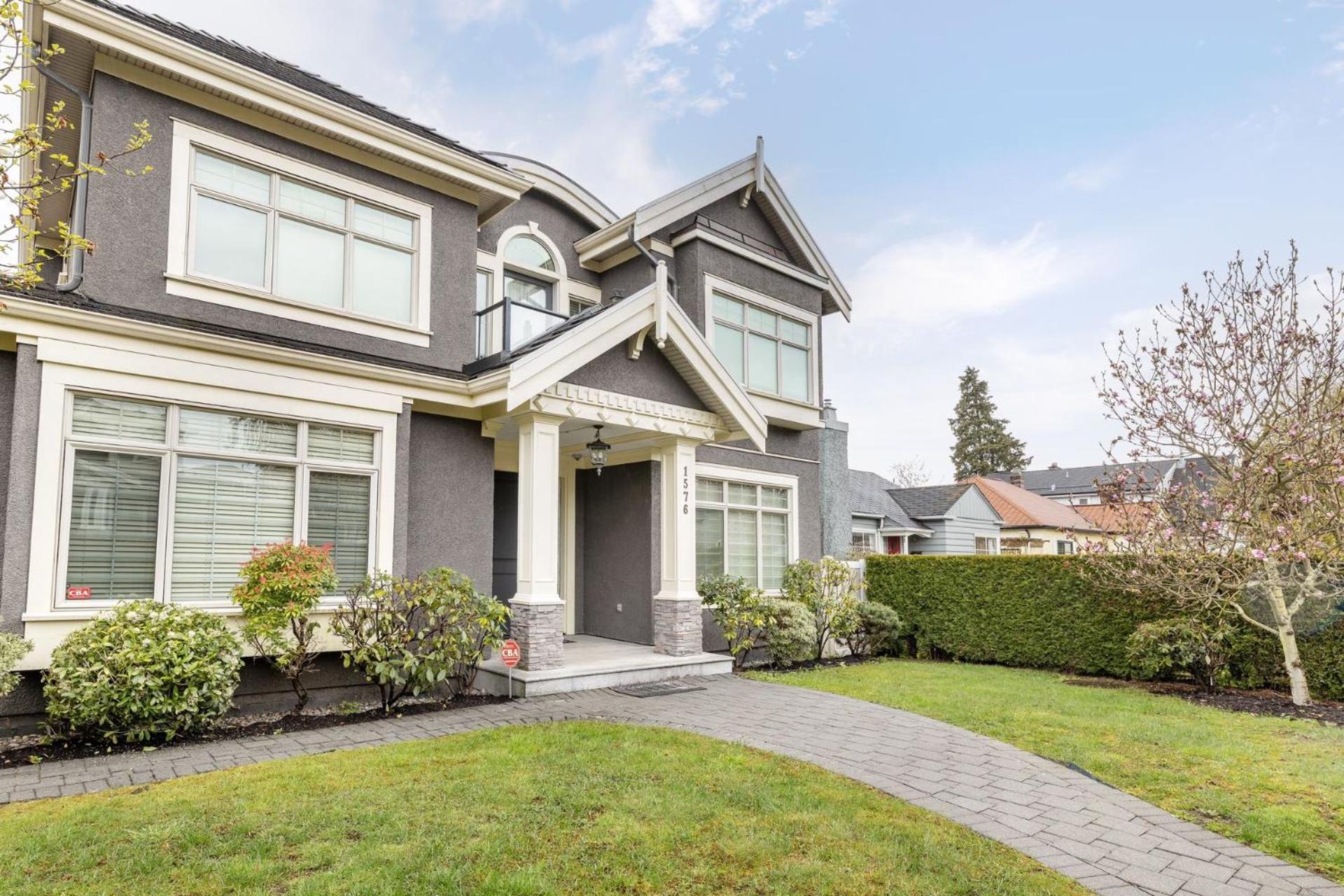 Luxury house with air-conditioning five rooms