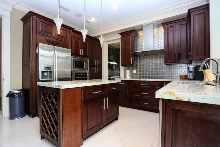 Luxury house with air-conditioning five rooms