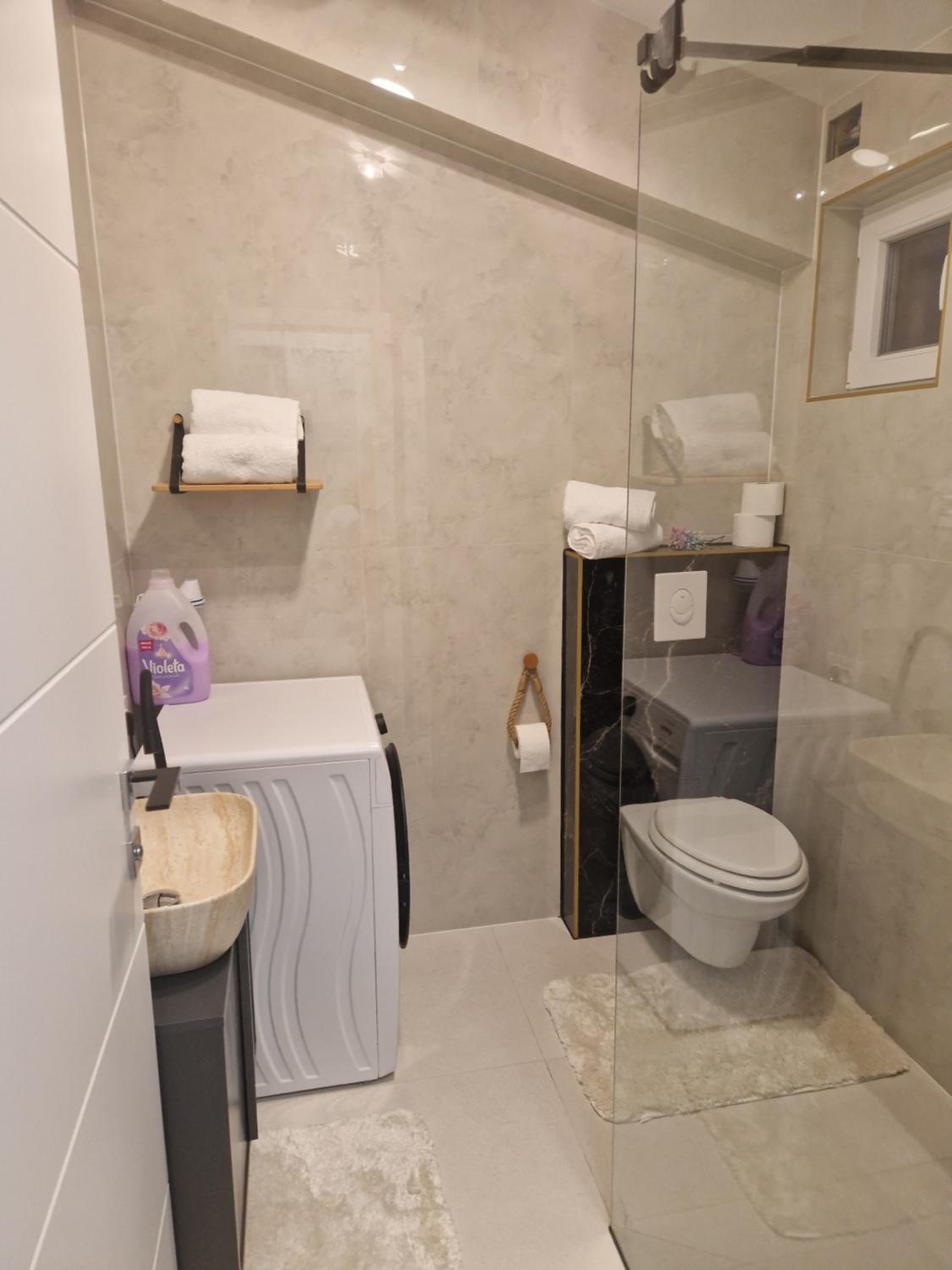 Apartman SIX en Brela — bathroom