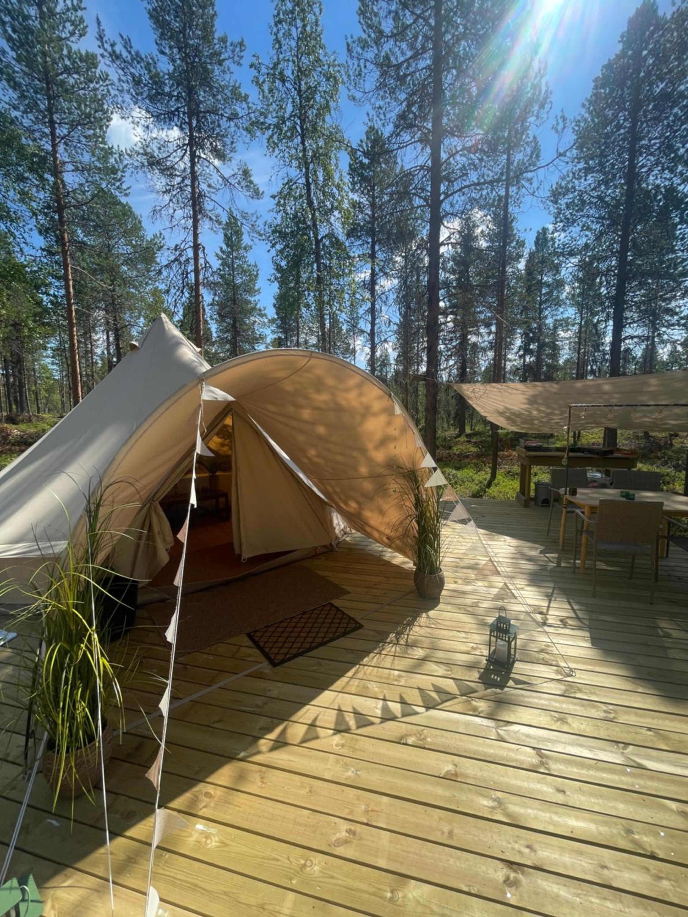 LaplandLiv Glampingtent with private sauna at the lake!