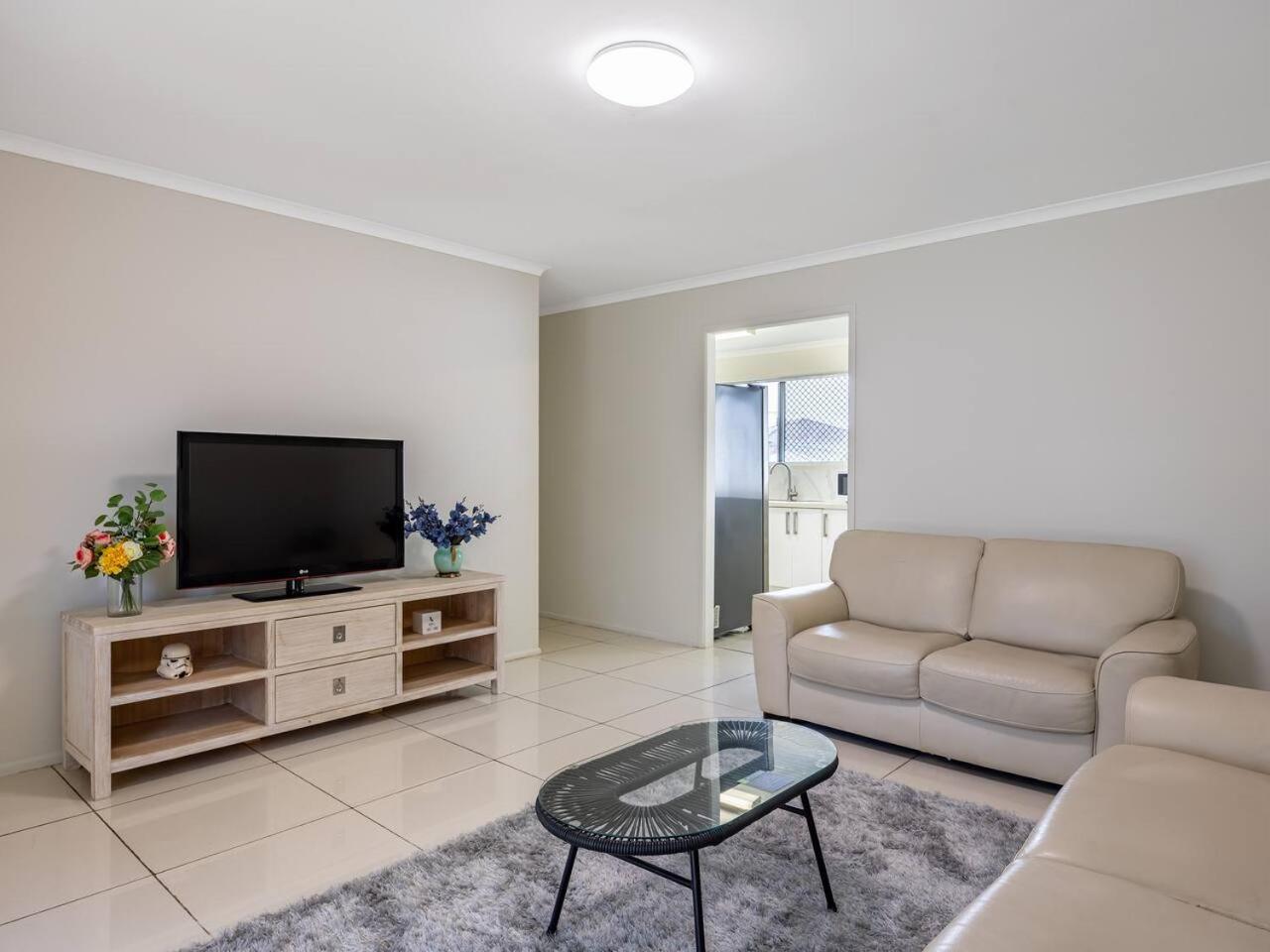 5 mins to Mall Convenient 4BR Home at Sunnybank