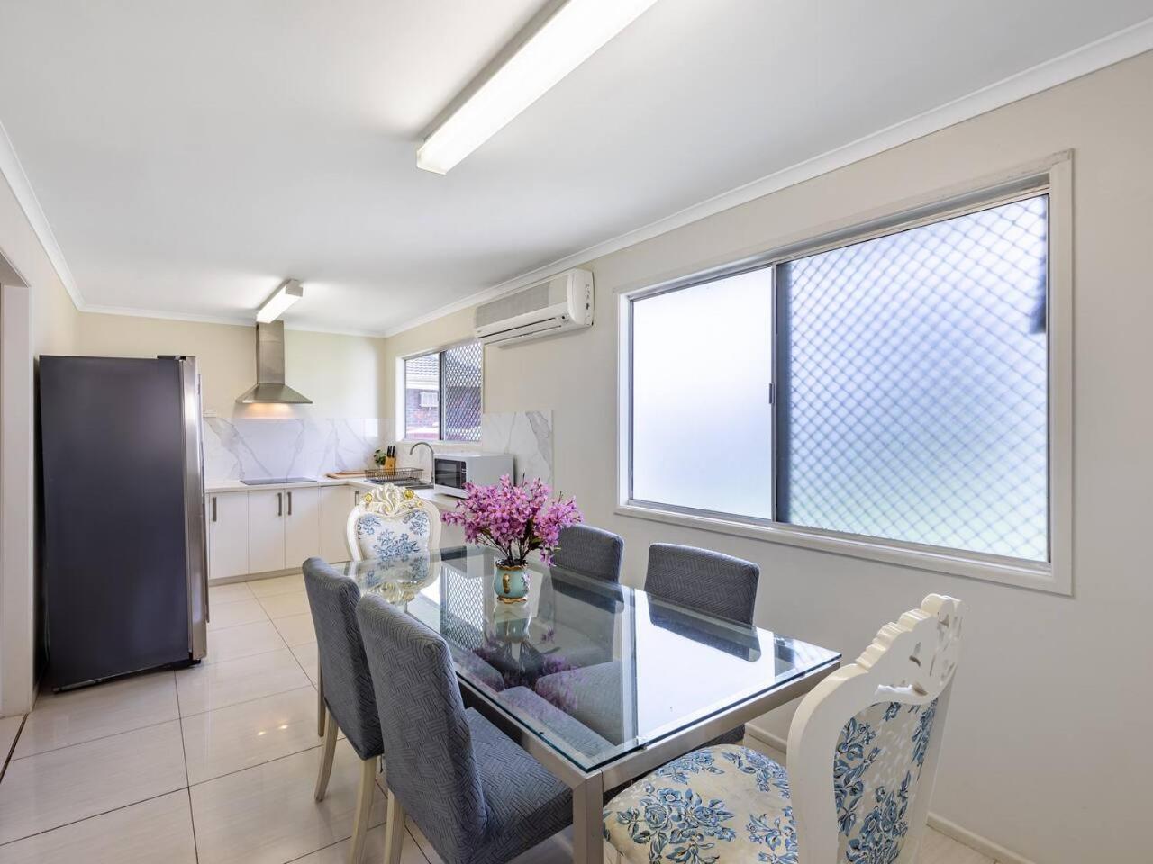 5 mins to Mall Convenient 4BR Home at Sunnybank
