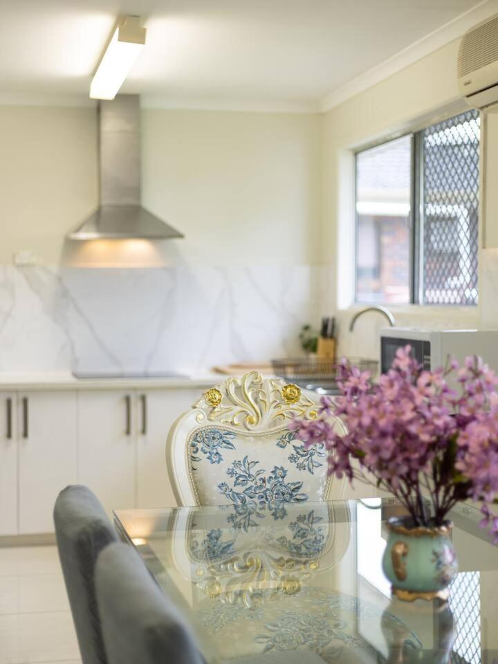 5 mins to Mall Convenient 4BR Home at Sunnybank