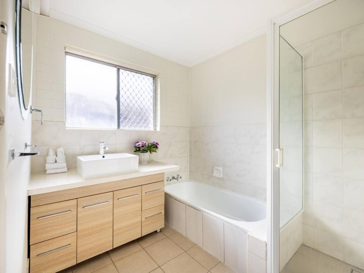 5 mins to Mall Convenient 4BR Home at Sunnybank