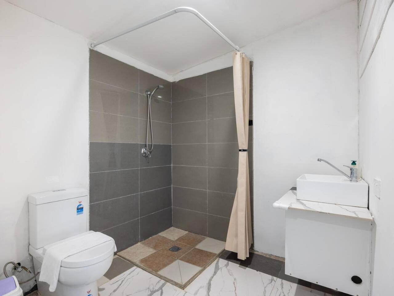 5 mins to Mall Convenient 4BR Home at Sunnybank